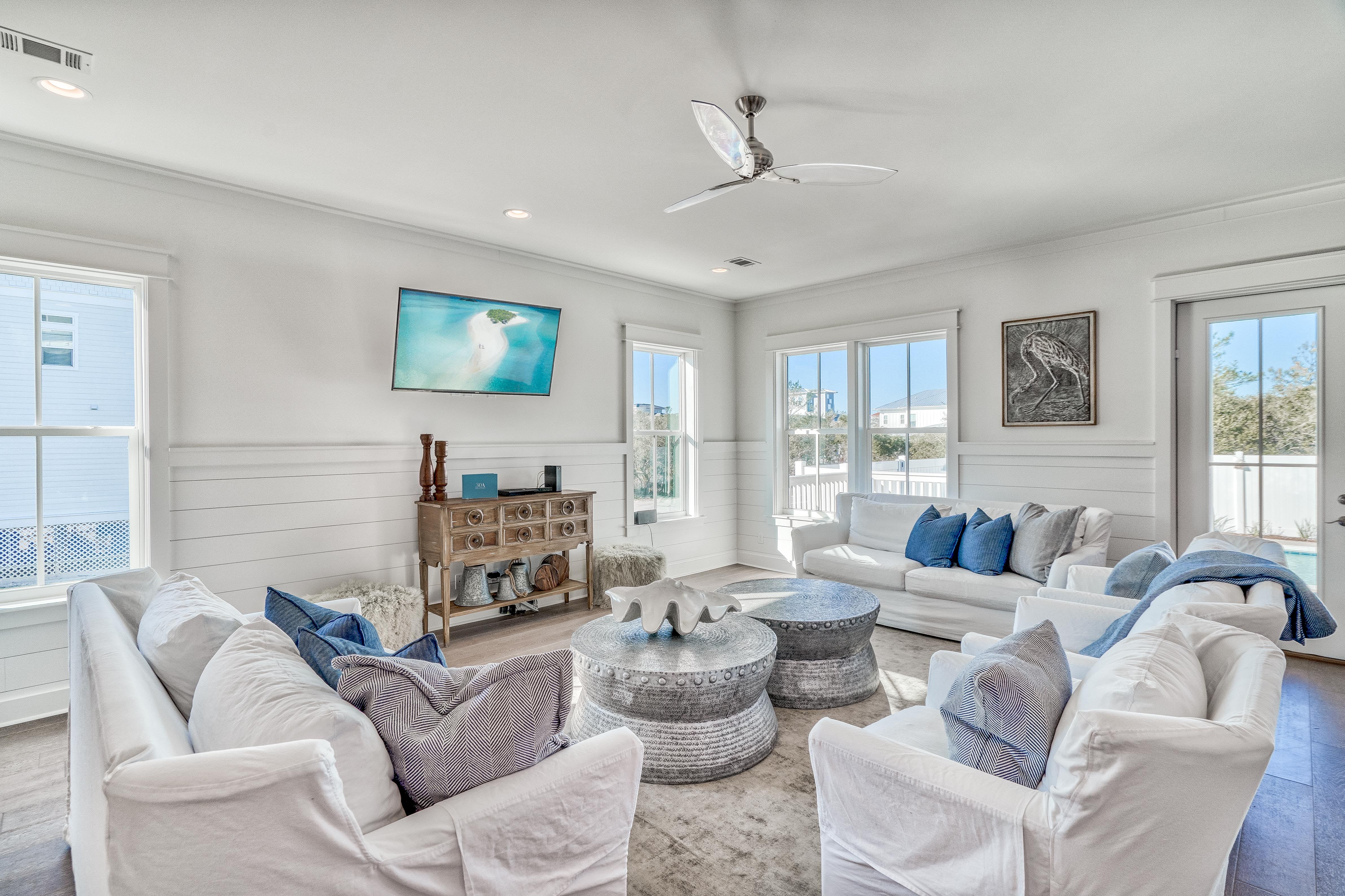 Spacious Living Area with Ample Seating