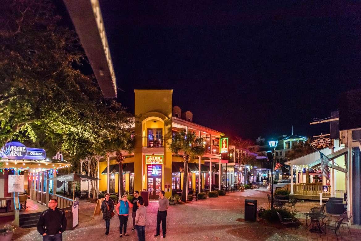 Dining at Baytowne Wharf