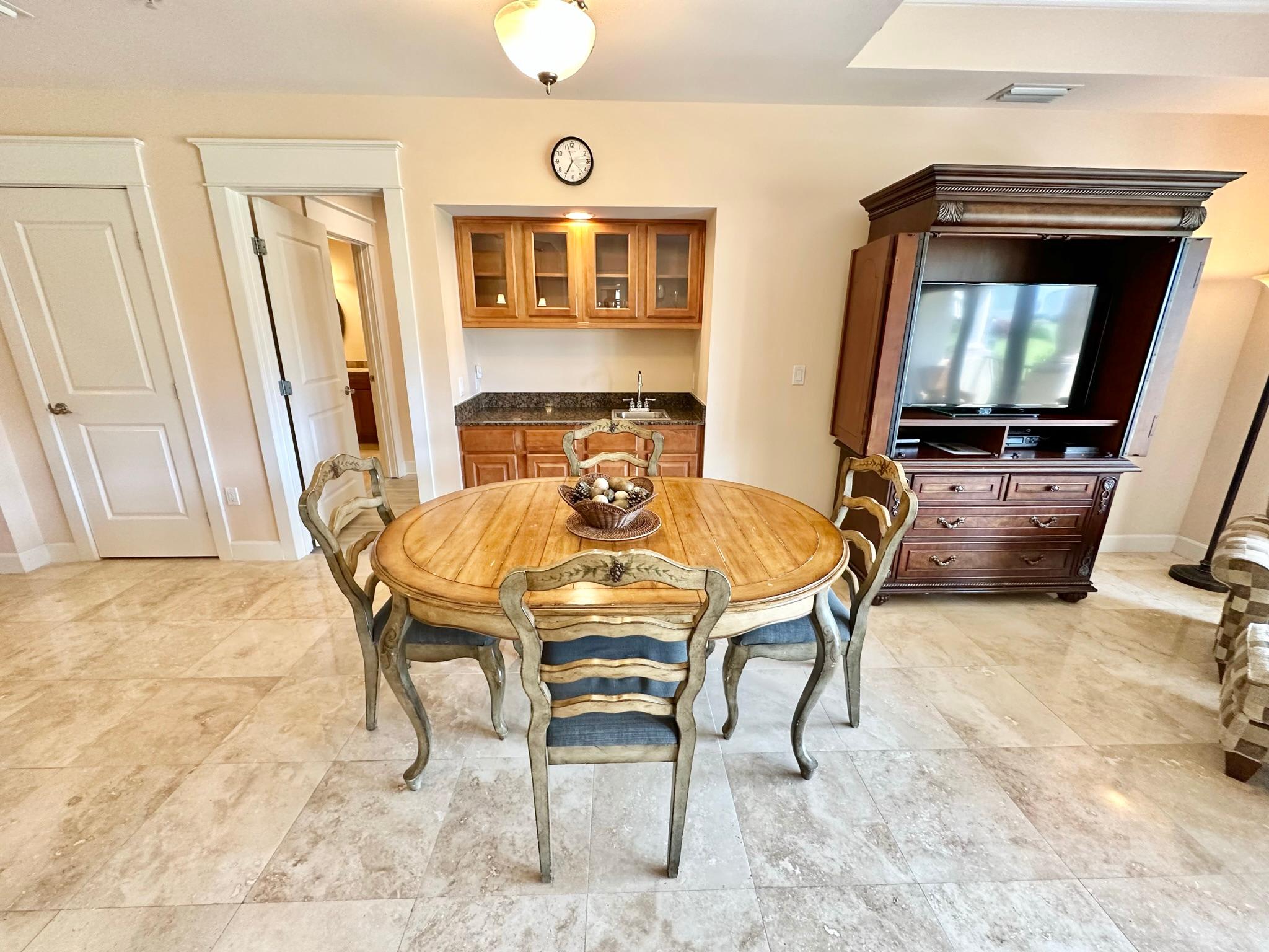 Dining room seating for 4