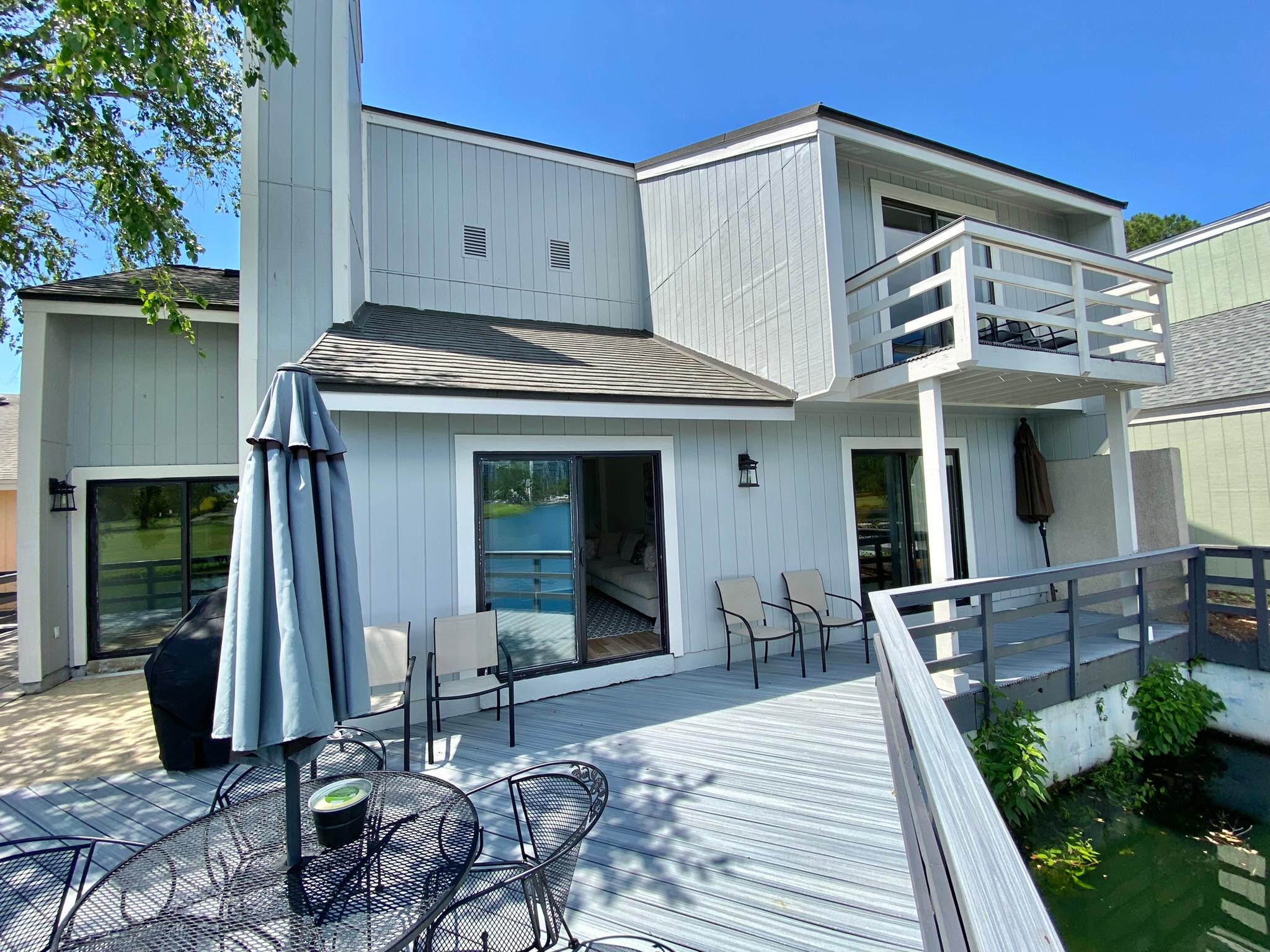 Large deck for entertaining!