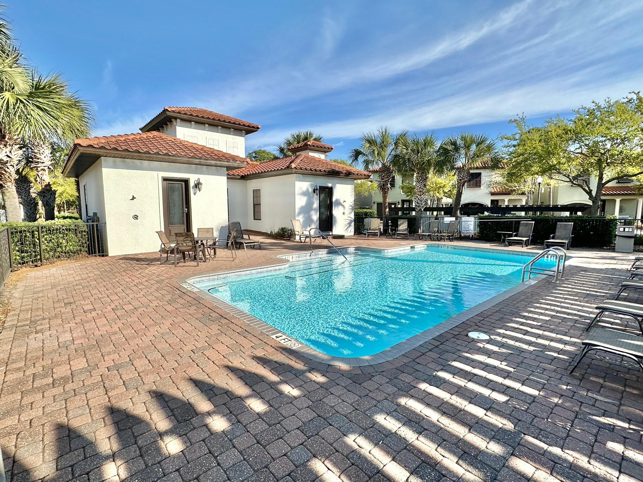 Villa Lago Community Pool