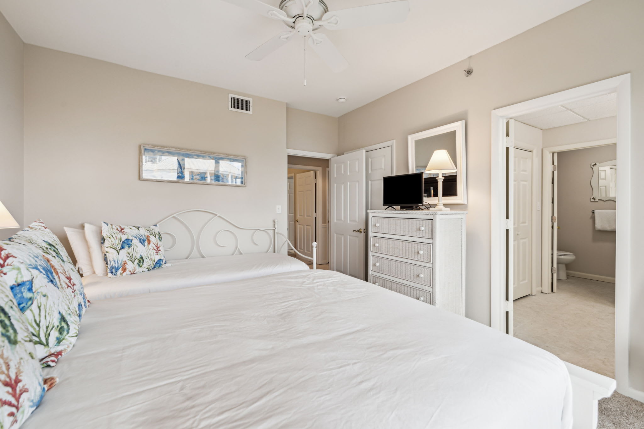 Queen Guest Suite - Equipped with a Flat-Screen TV