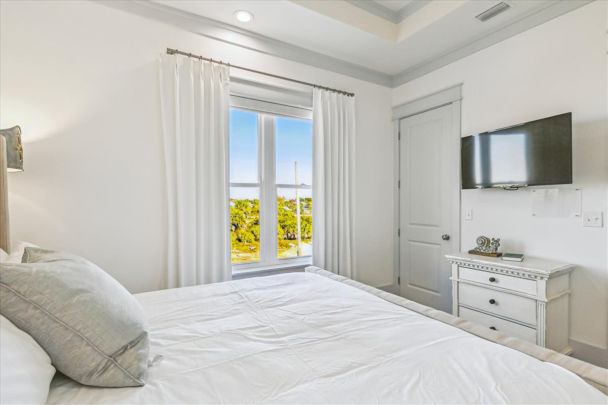 King Guest Suite - Equipped with a Flat-Screen TV