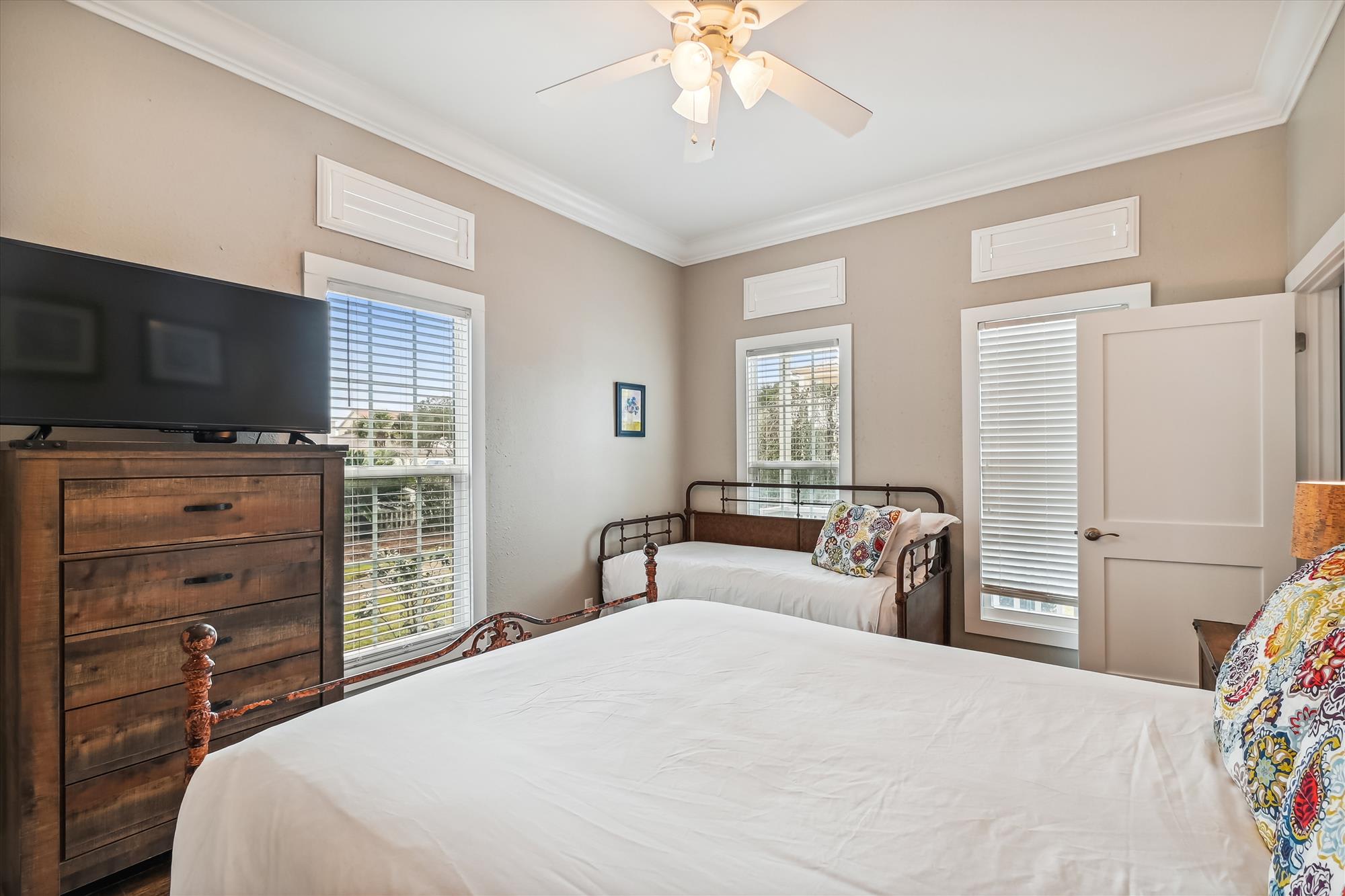 Queen Guest Suite - Equipped with a Twin Daybed + Flat-Screen TV