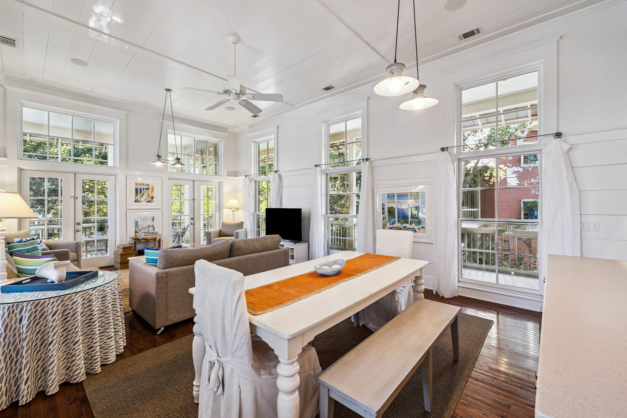 Bright & Airy Dining Area - Seating for 6