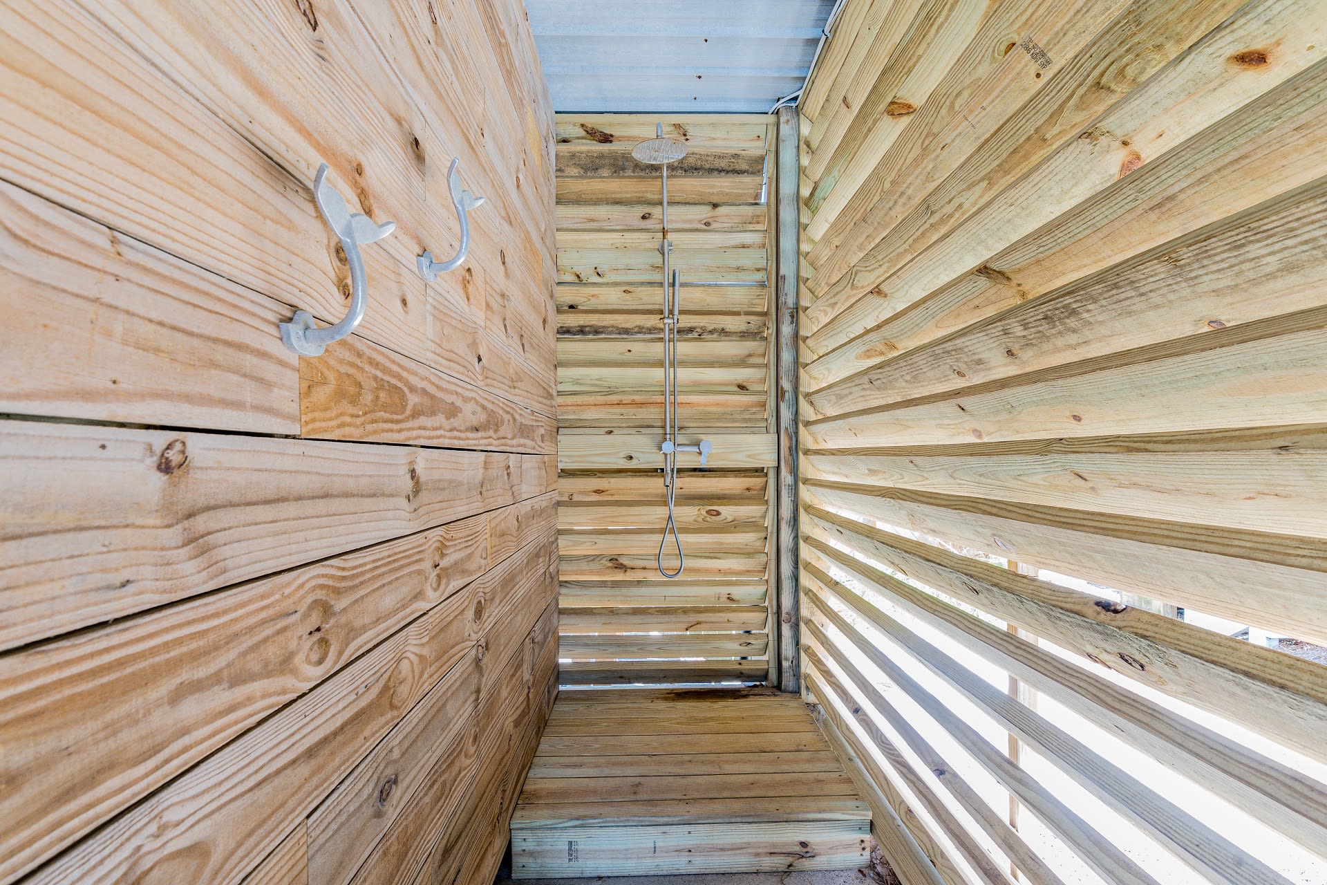 25 END OUTDOOR SHOWER