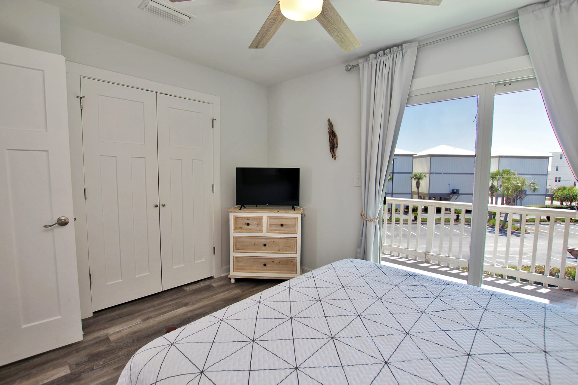 9 - Guest Bedroom (2)