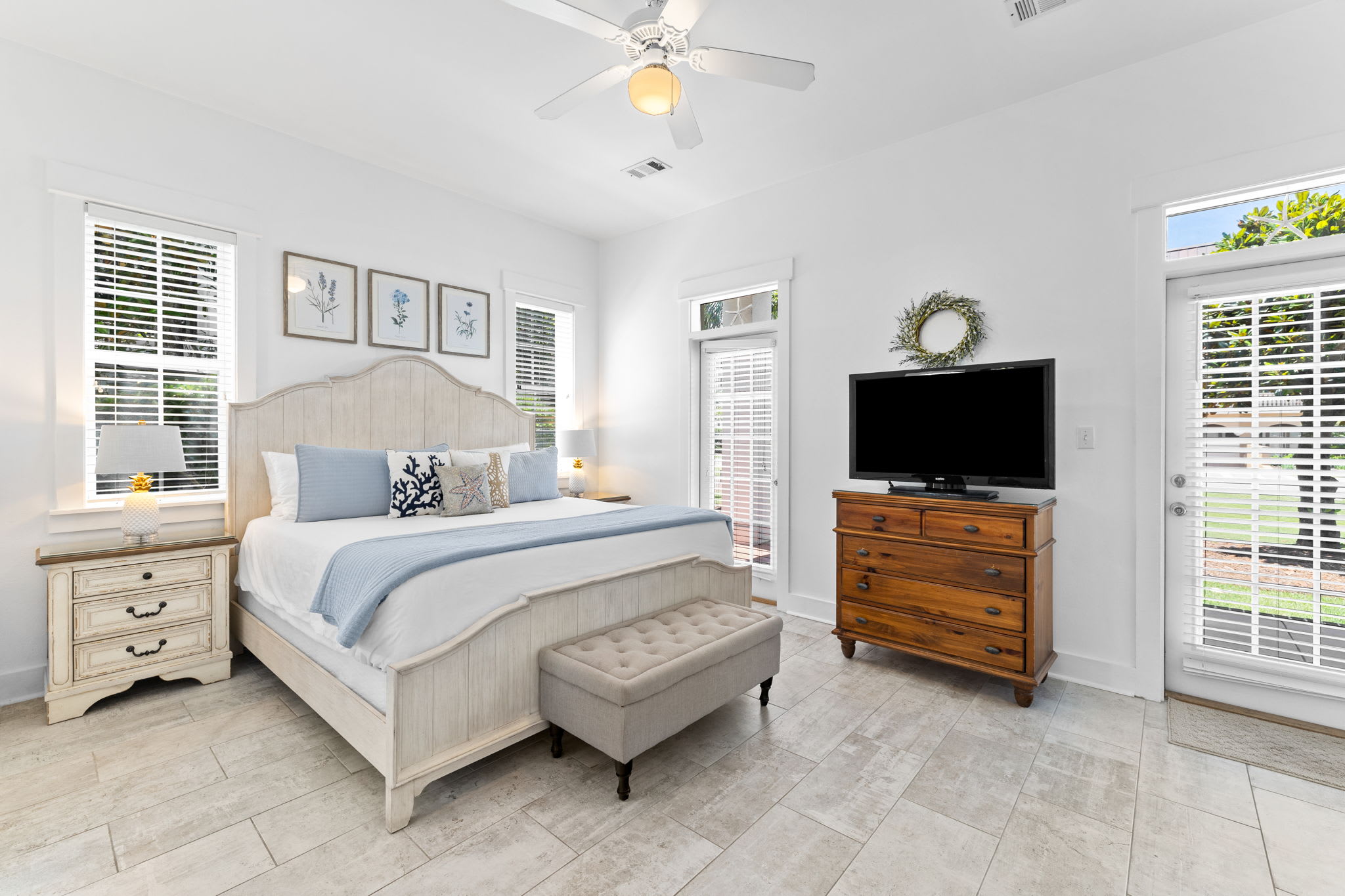 1st Floor Primary Suite - King Size Bed