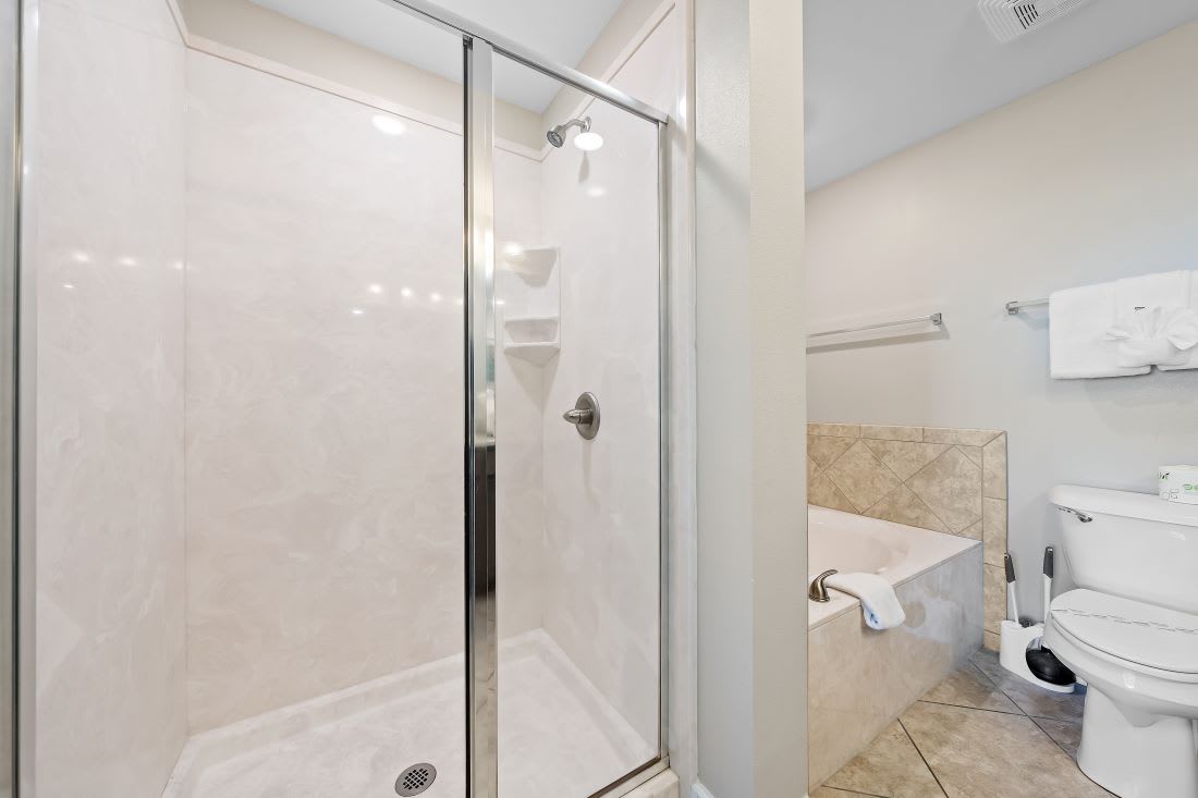 17 Phoenix OB 2004 Primary Bathroom