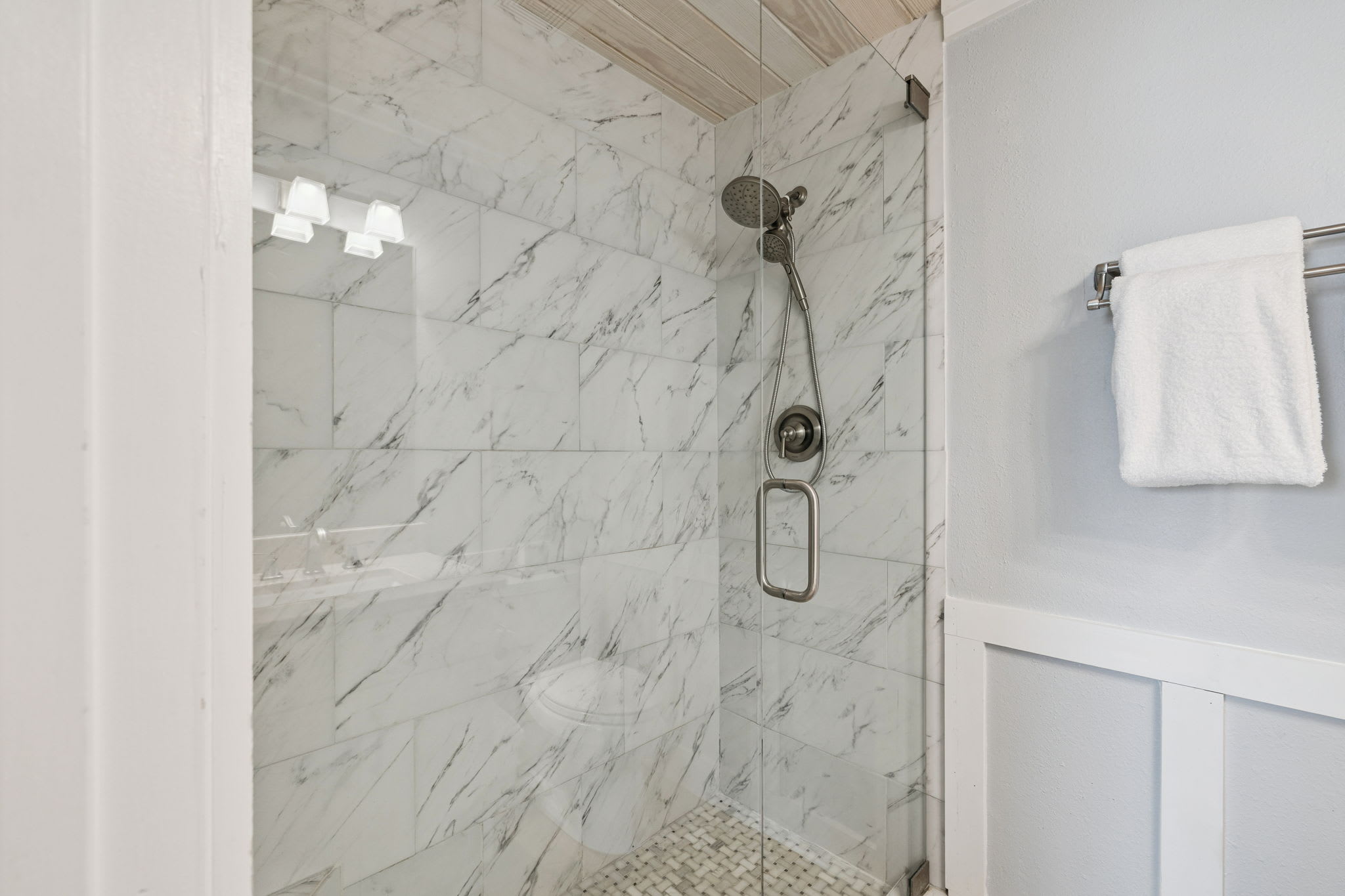 Queen Guest En-Suite - Walk-In Shower