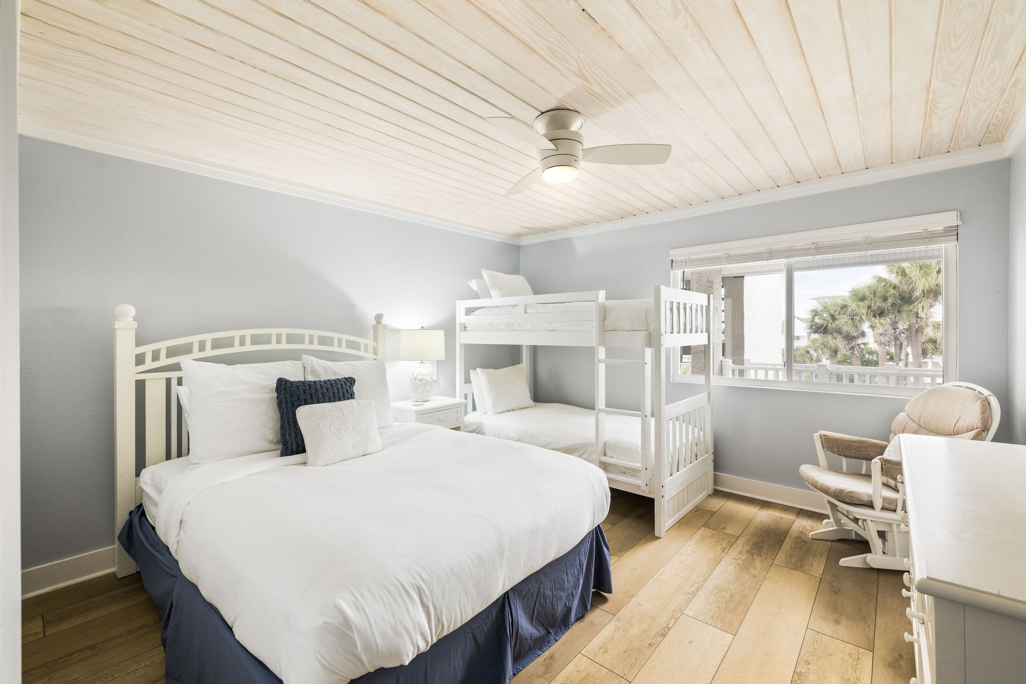 Queen Guest Suite - Queen Bed + Twin Over Twin Bunk