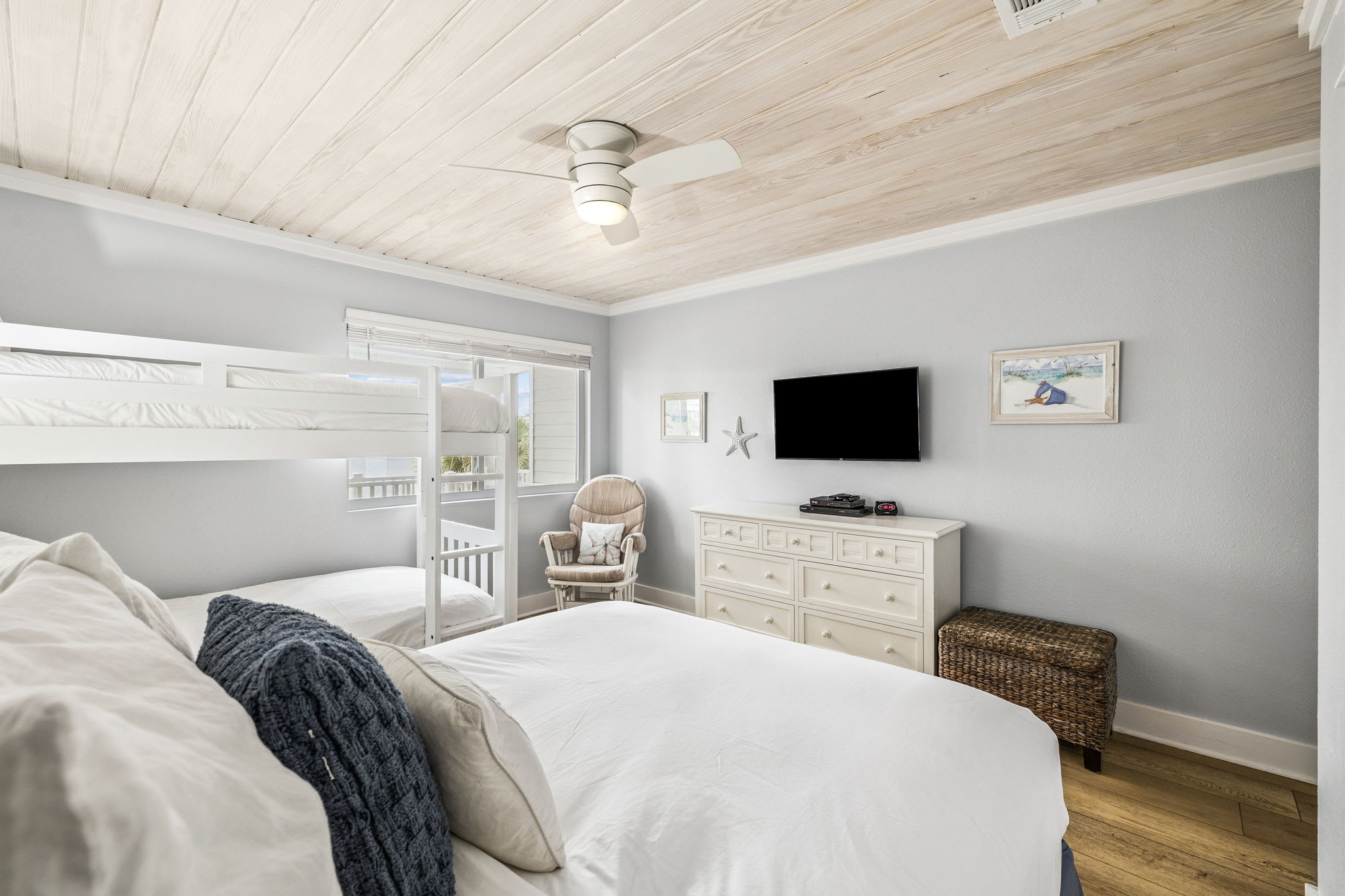 Queen Guest Suite - Equipped with a Flat-Screen TV