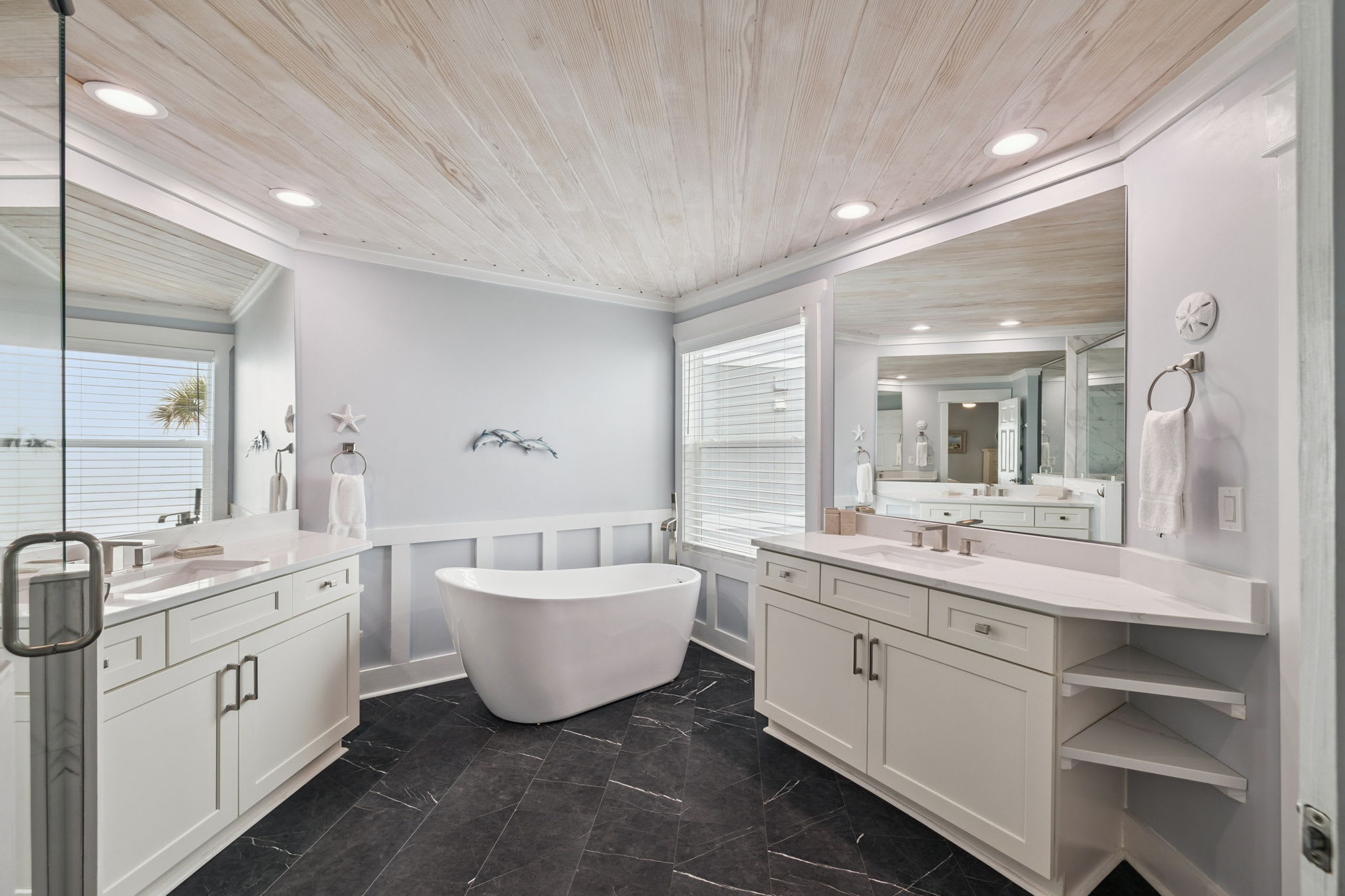 Primary King En-Suite - Dual Vanities + Soaking Tub