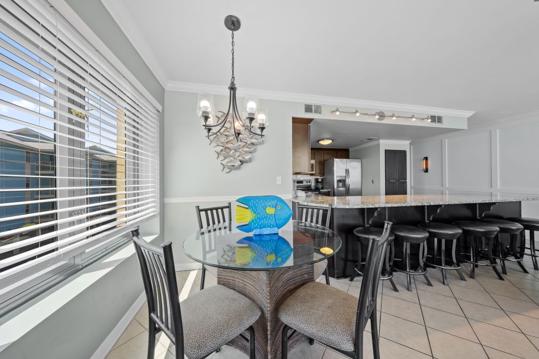 7 Island Winds 280 Dining Area