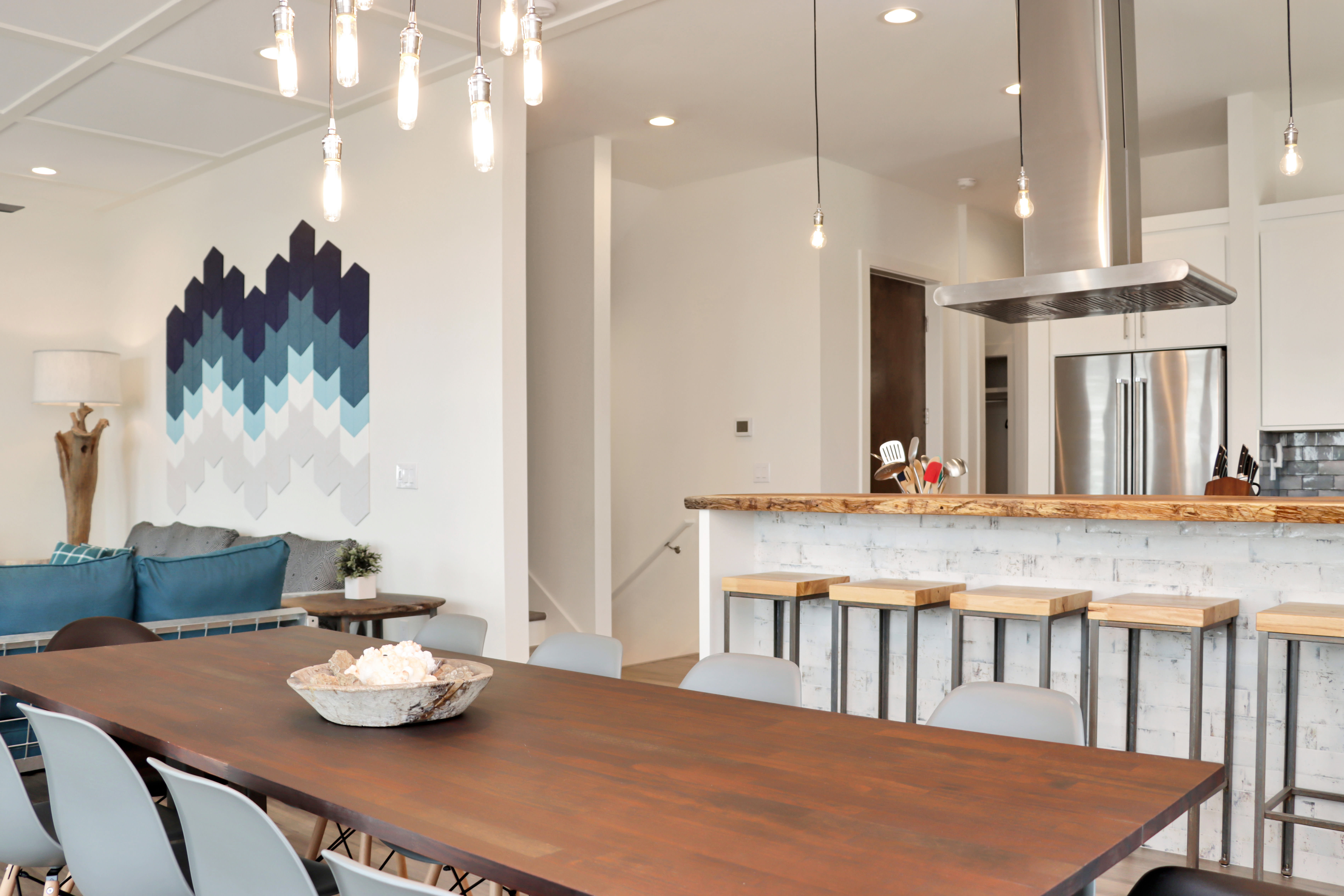 Dining Area and Kitchen Bar