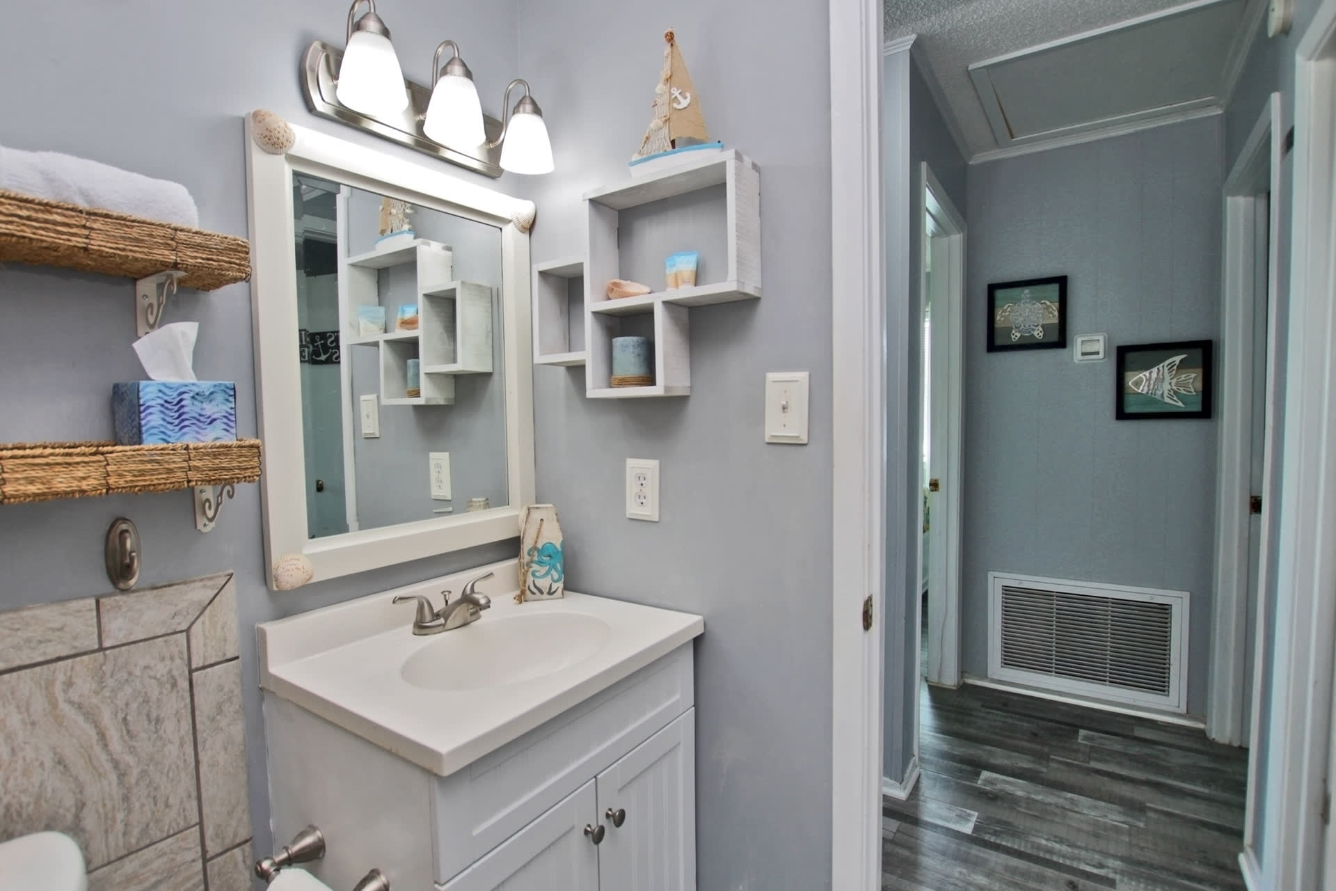 7 Shared Hallway Bath (2)