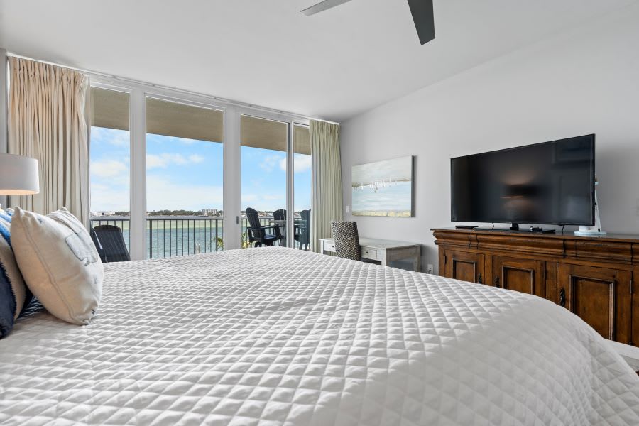 18 Caribe 305C Primary Bedroom