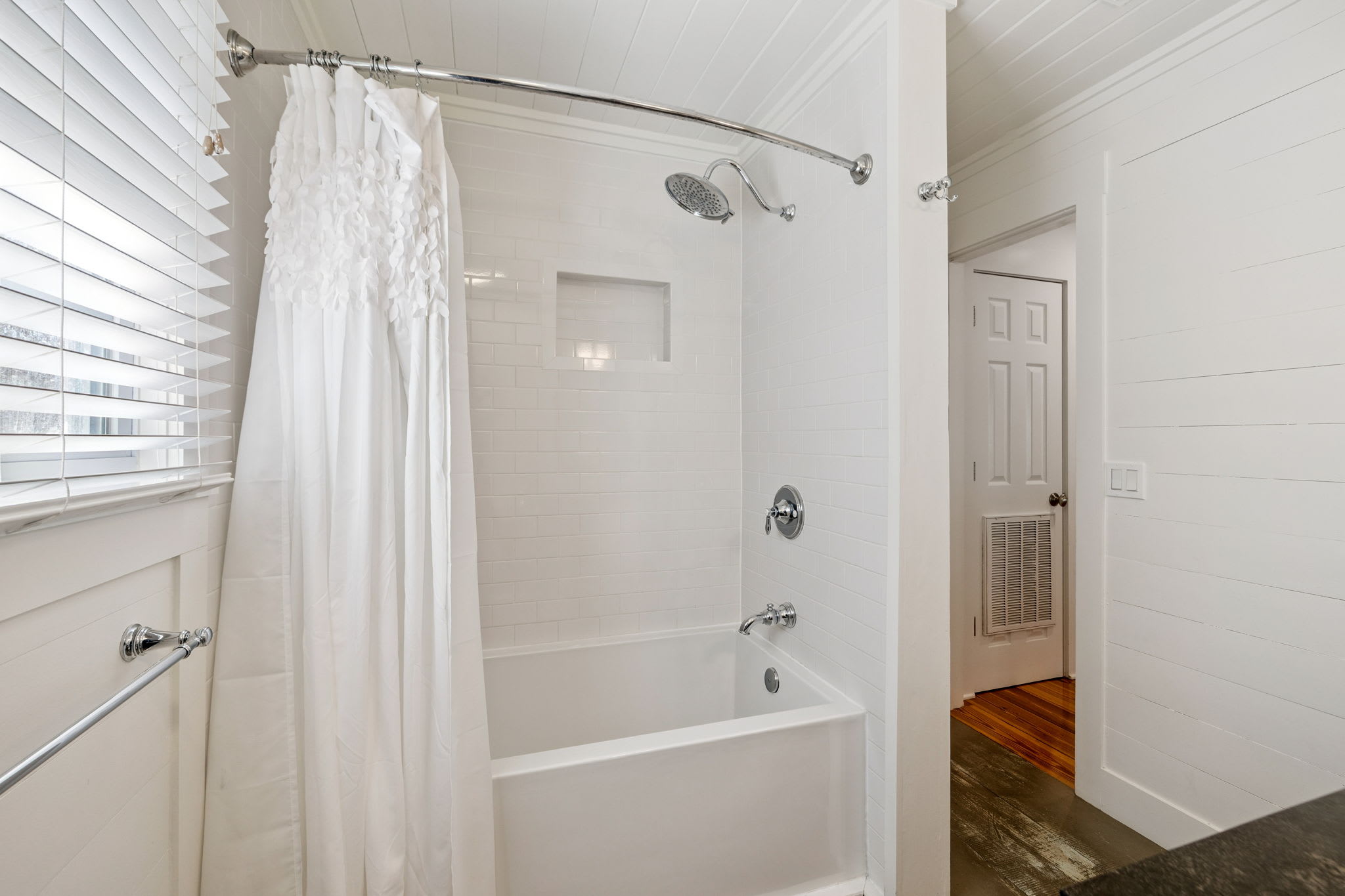 Shared Guest Bathroom - Shower/Tub Combo