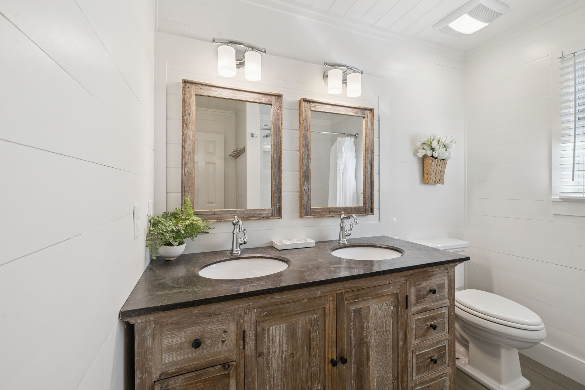 Shared Guest Bathroom - Dual Vanities