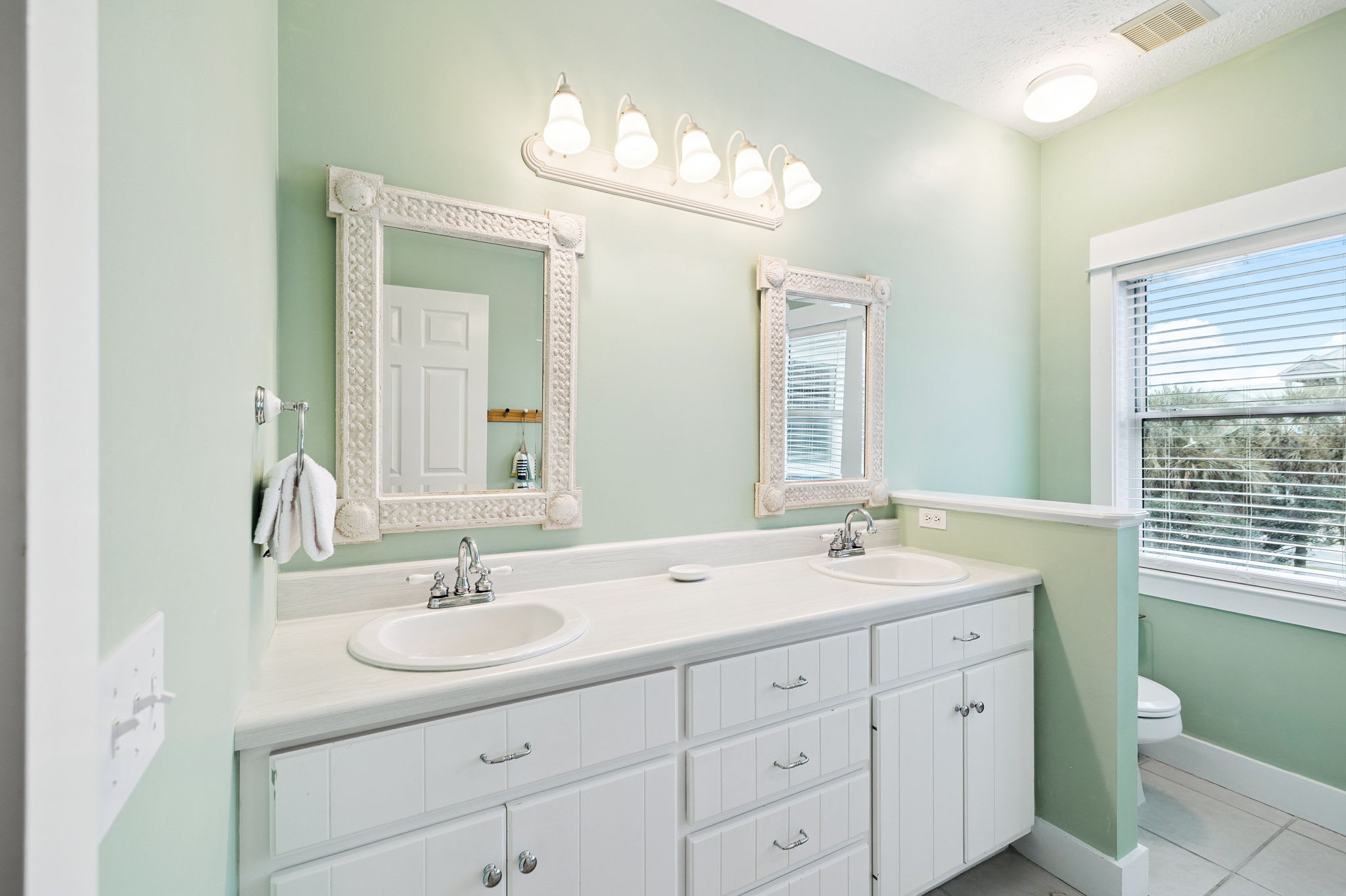 Bunk Room En-Suite - Dual Vanities