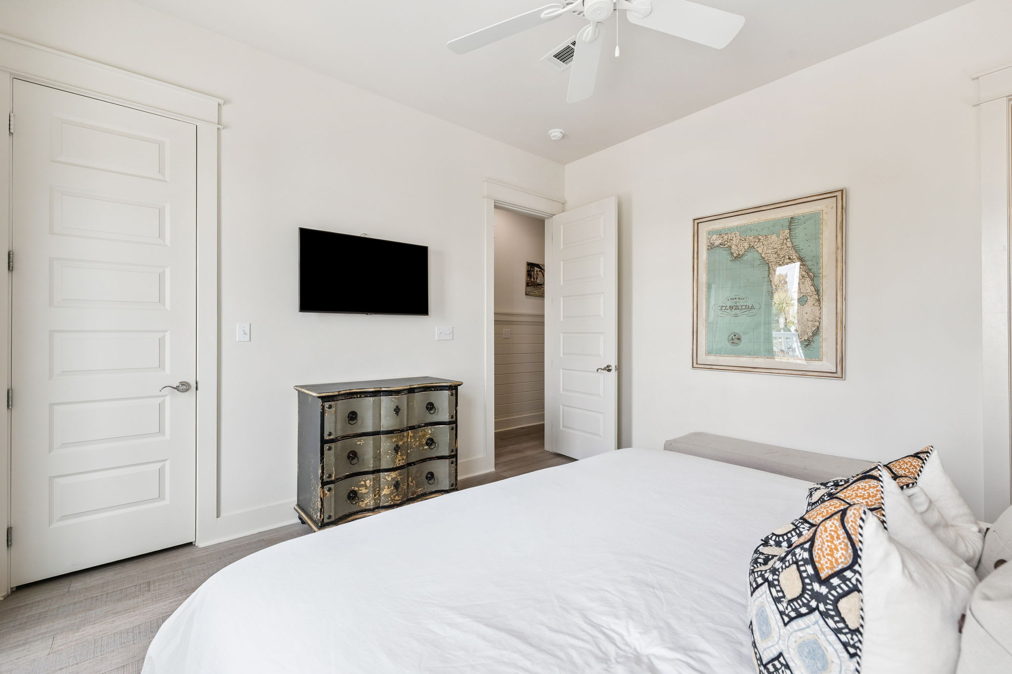 King Guest Suite - Equipped with a Flat-Screen TV