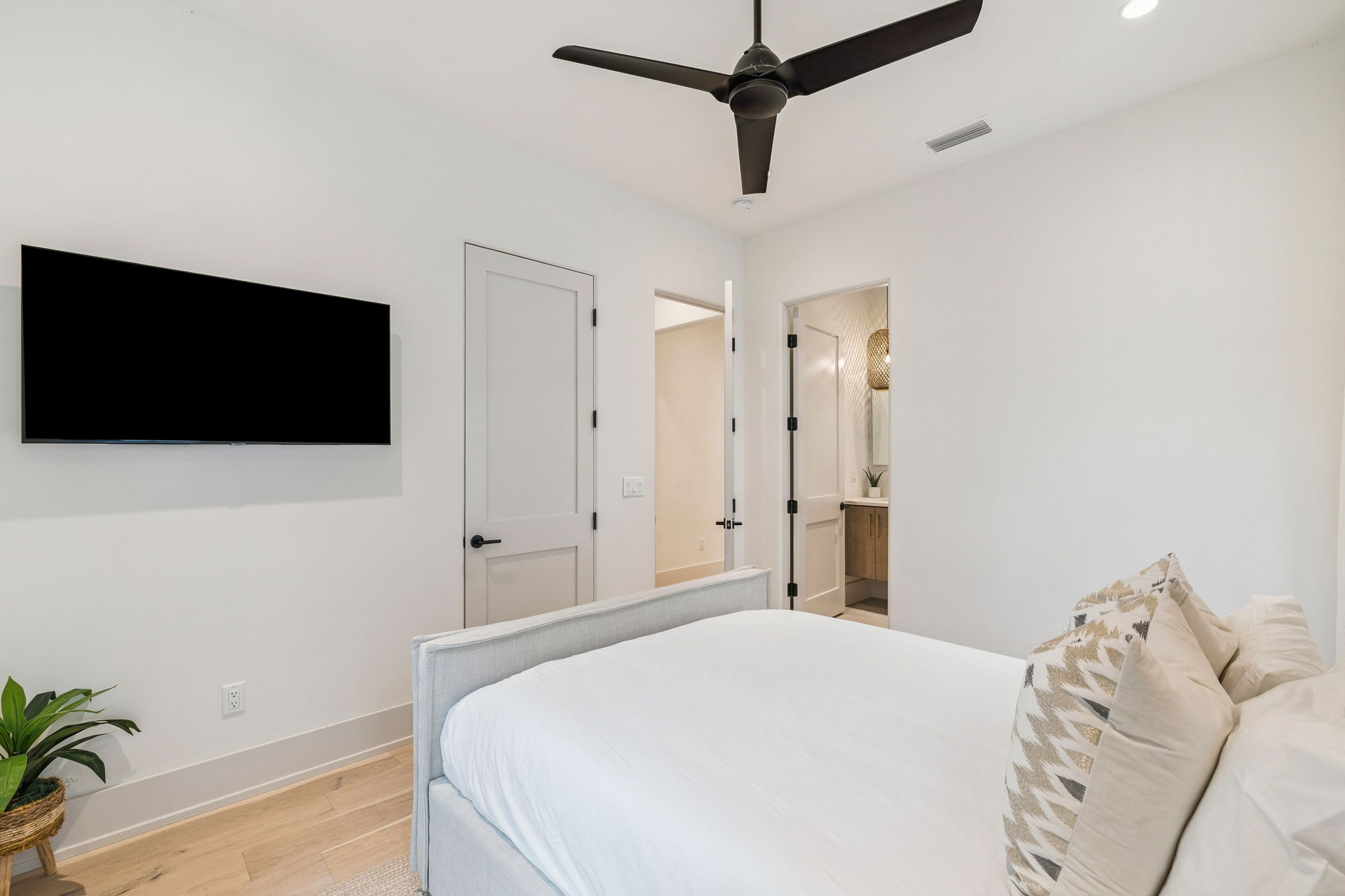 Queen Guest Suite - Equipped with a Flat-Screen TV