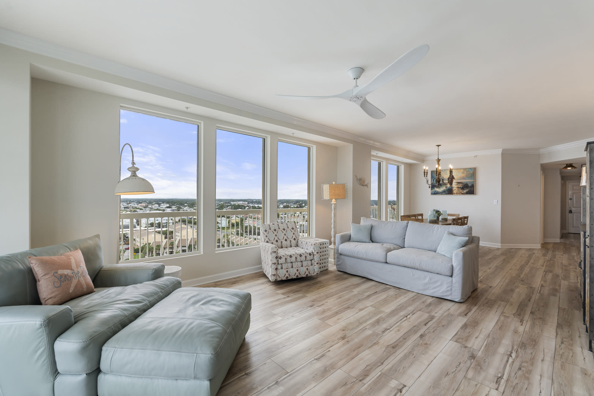 Airy Beachfront Lounge