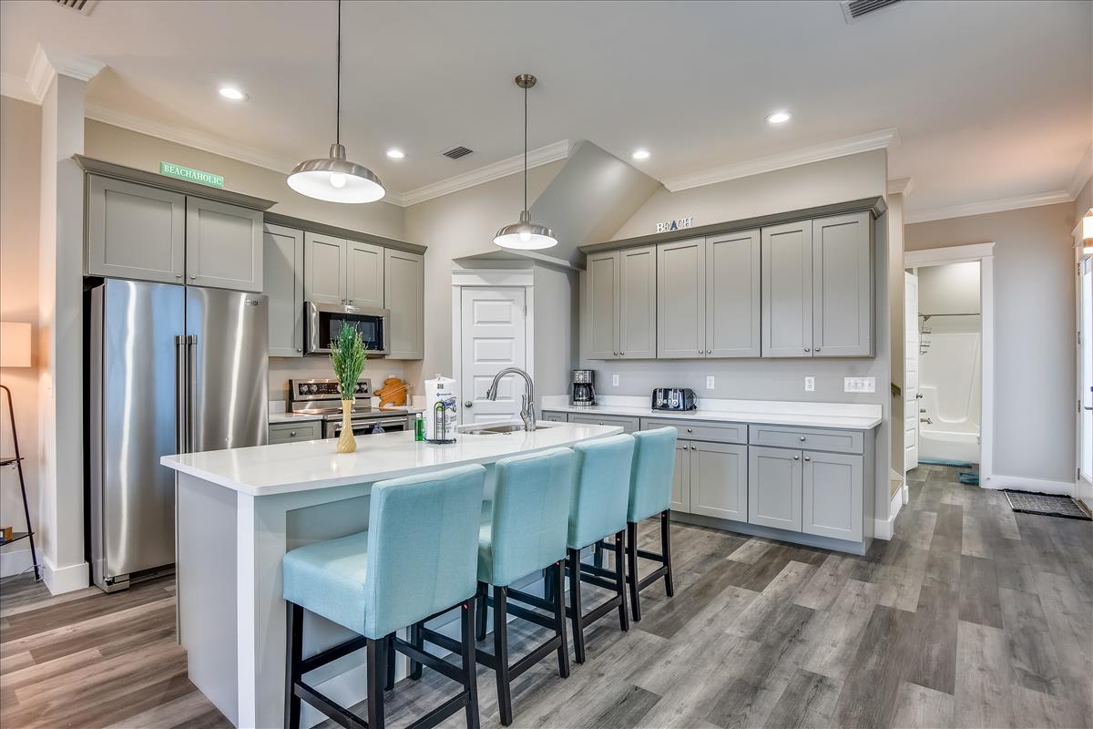 Main Level-Kitchen - Breakfast Bar / Island seats 4