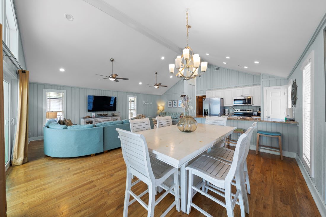 10 4 Shore Dining Area