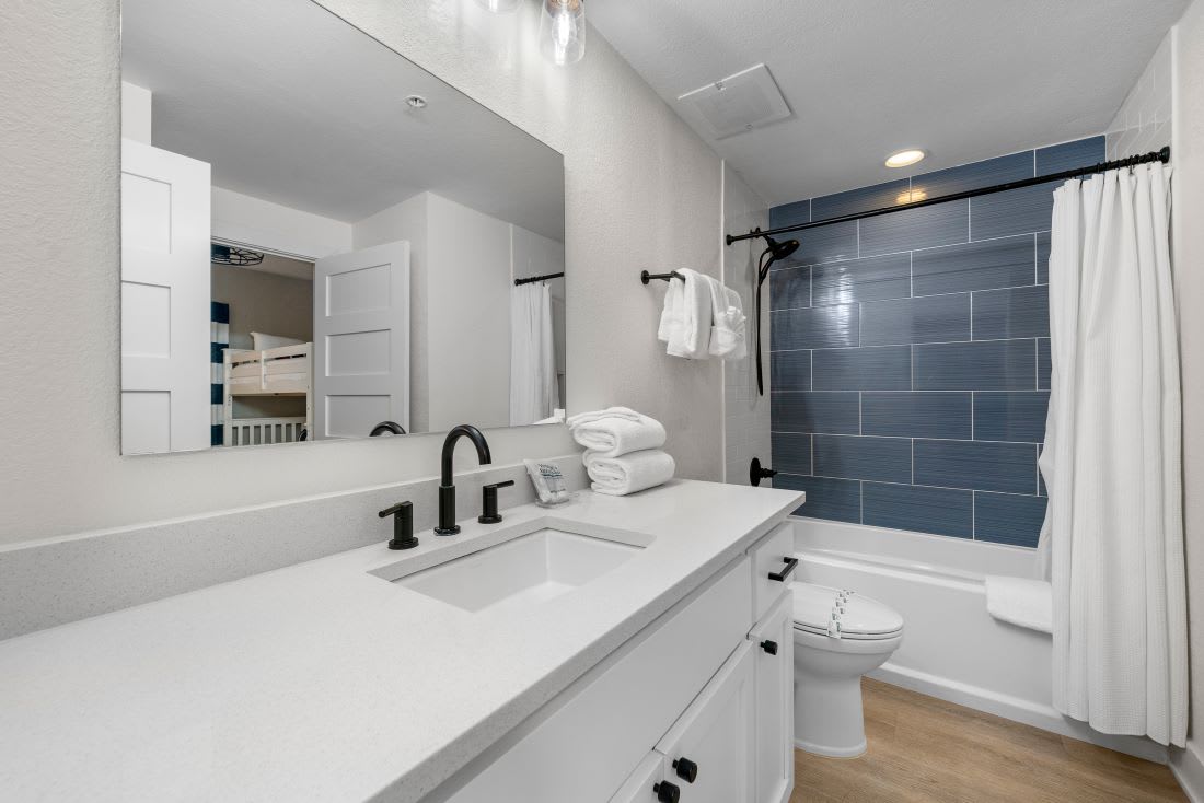 17 CT904 Bathroom 2
