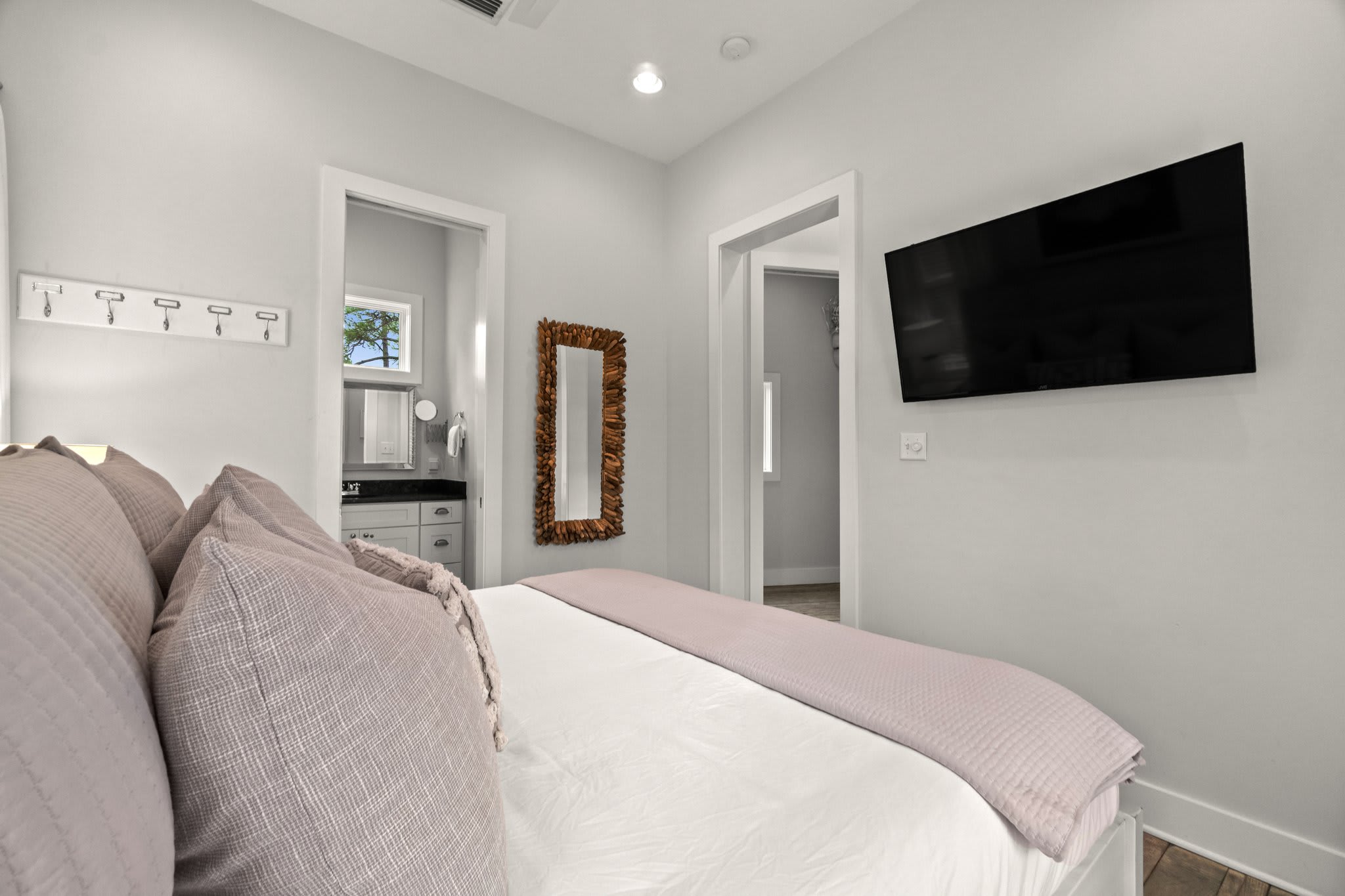 2nd Floor - Guest Bedroom - King Size Bed