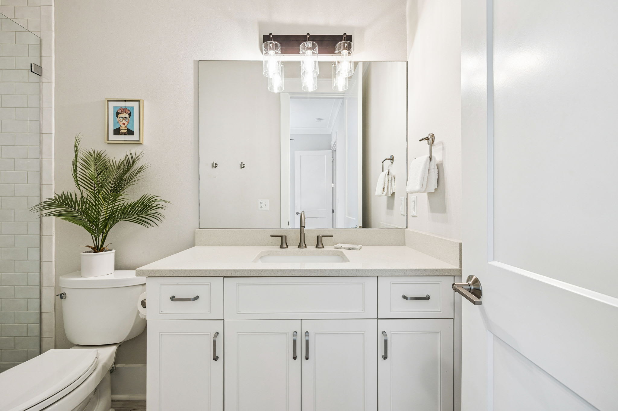 Queen Guest En-Suite - Single Vanity