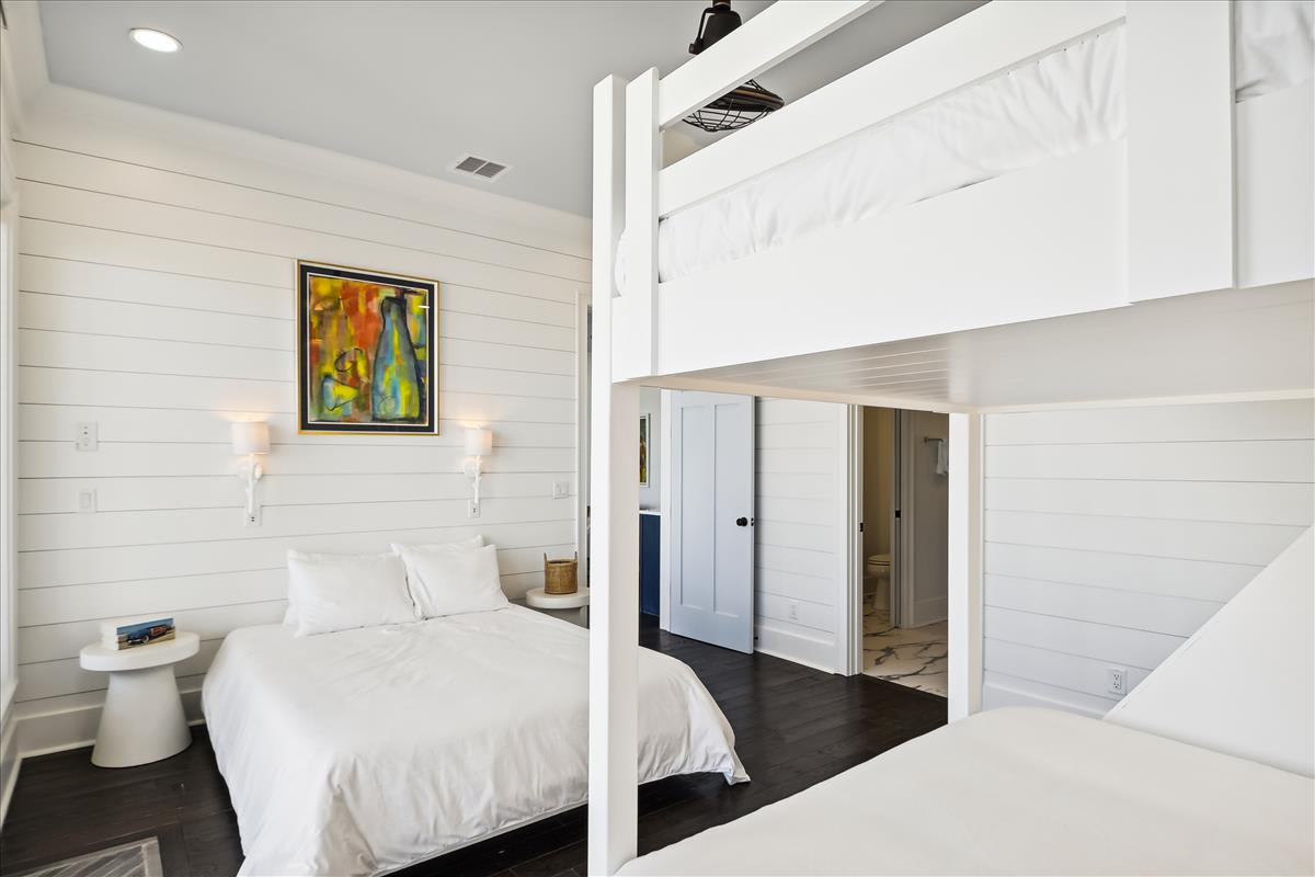 Gulf Front Bunk Room - Queen over Queen and Single Queen