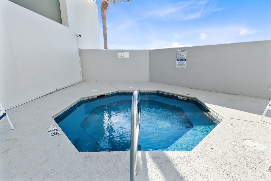 6 Lighthouse Outdoor Hot Tub