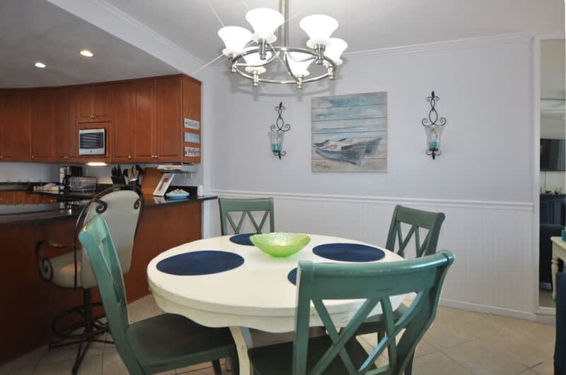 Dining Area - Emerald Isle Resort 712, Okaloosa Island, Fort Walton Beach Vacation Rentals by Sunset Resort Rentals