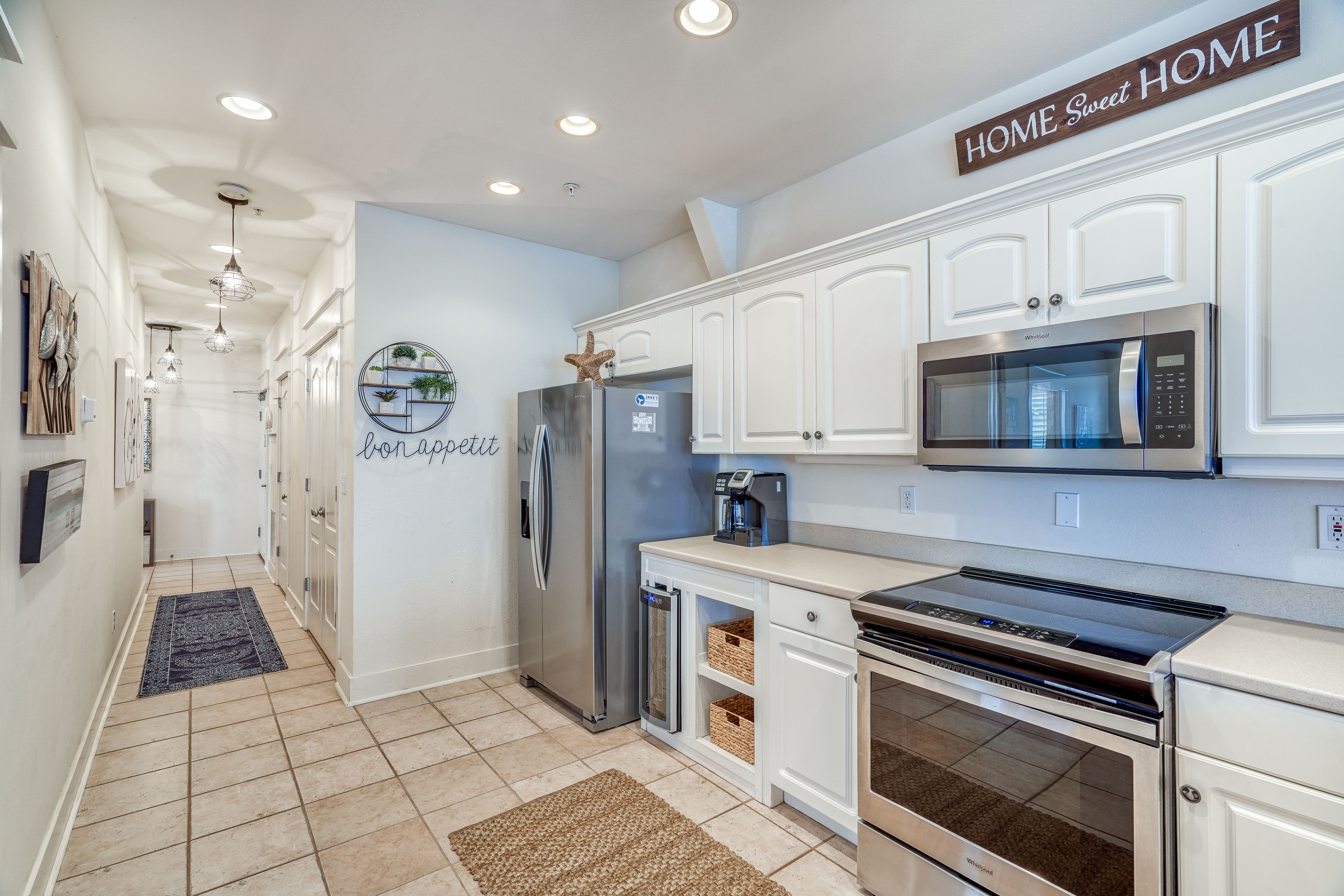 Kitchen - Equipped with a Wine Cooler