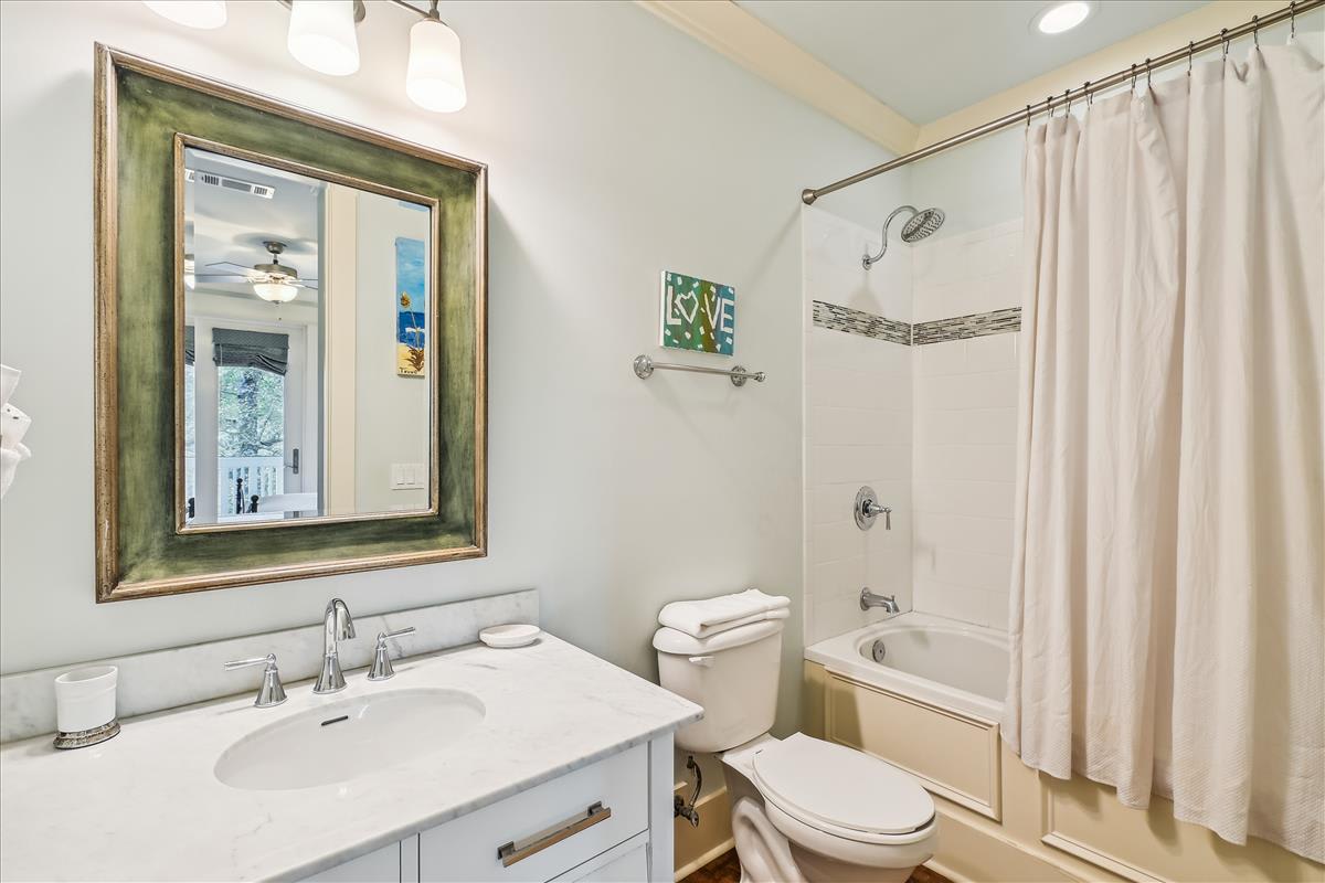 2nd Floor - Queen Guest En Suite