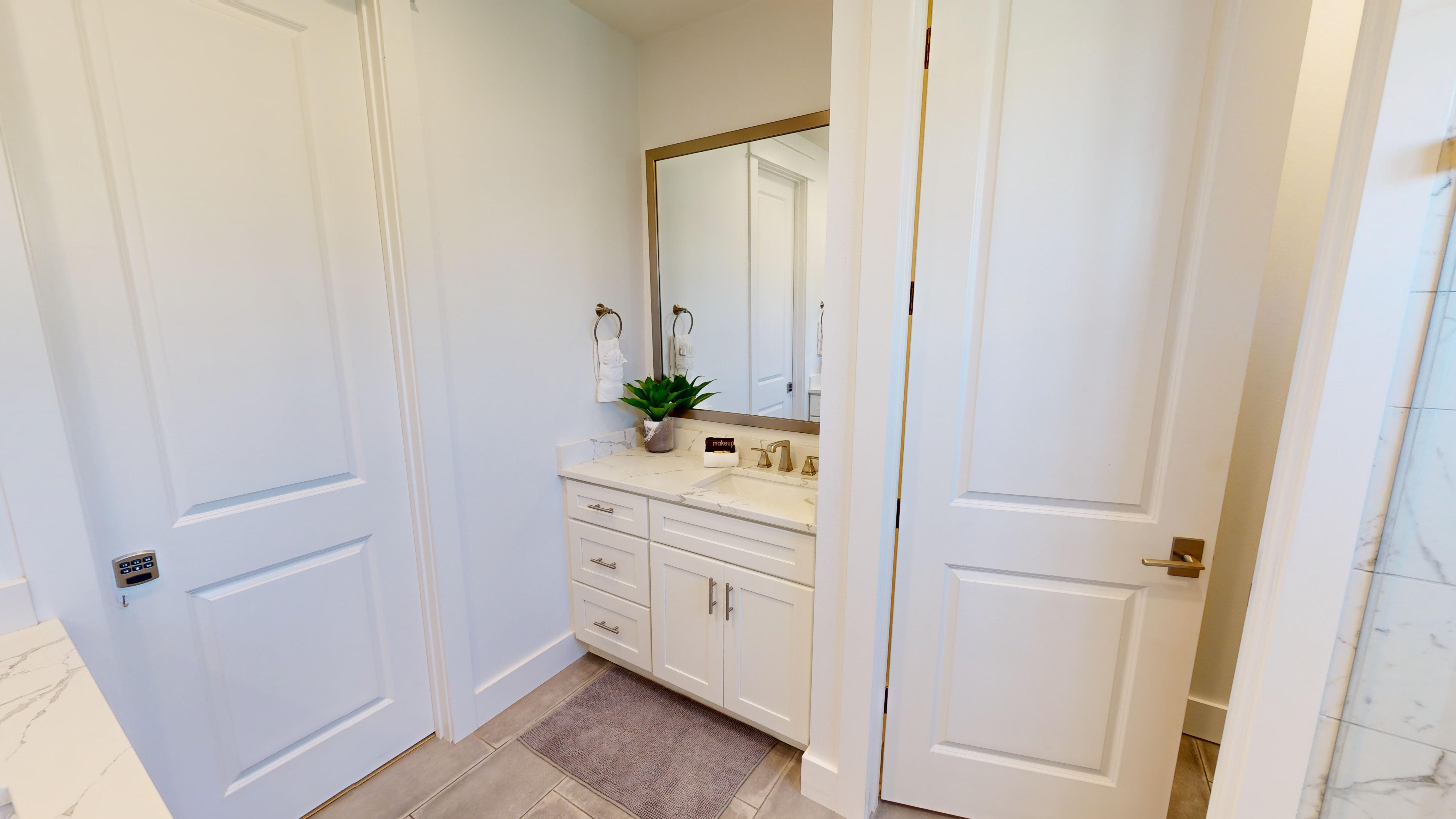 Master Bathroom (1st Floor)