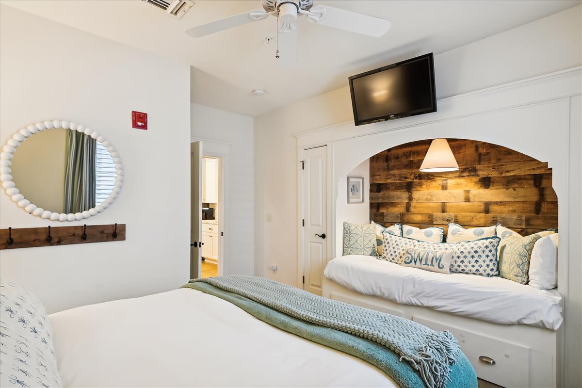 Queen Guest Suite - Equipped with a Twin Daybed & Flat-Screen TV