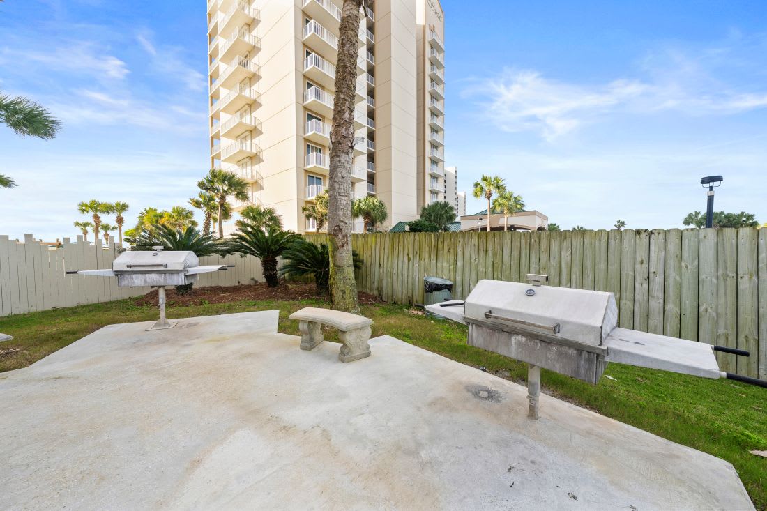 12 White Caps BBQ + Picnic Area