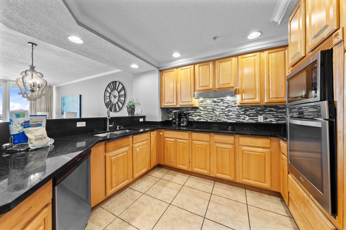 10 Colonnades 1202 Kitchen