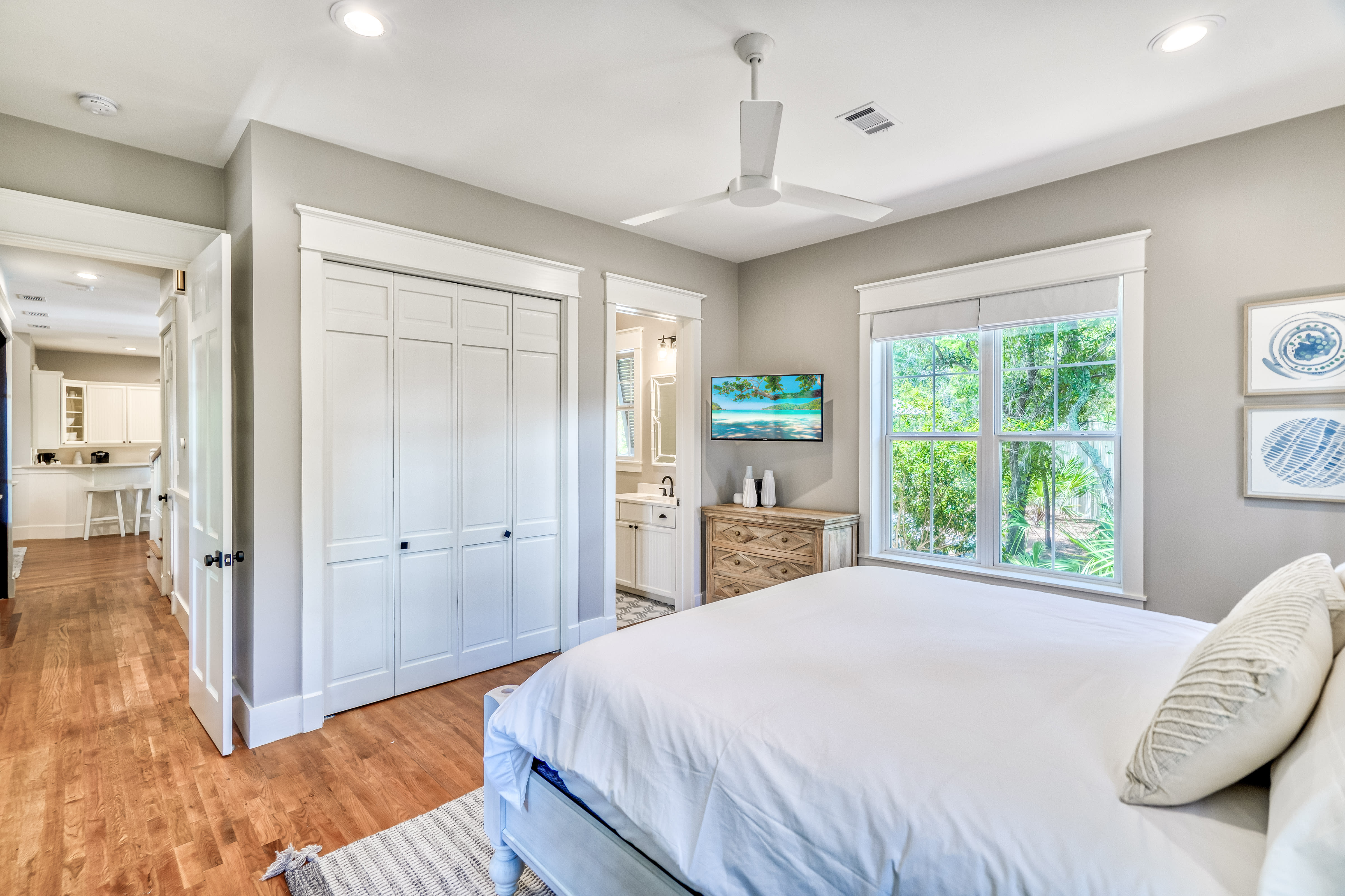 1st Floor - Primary Suite - King Size Bed