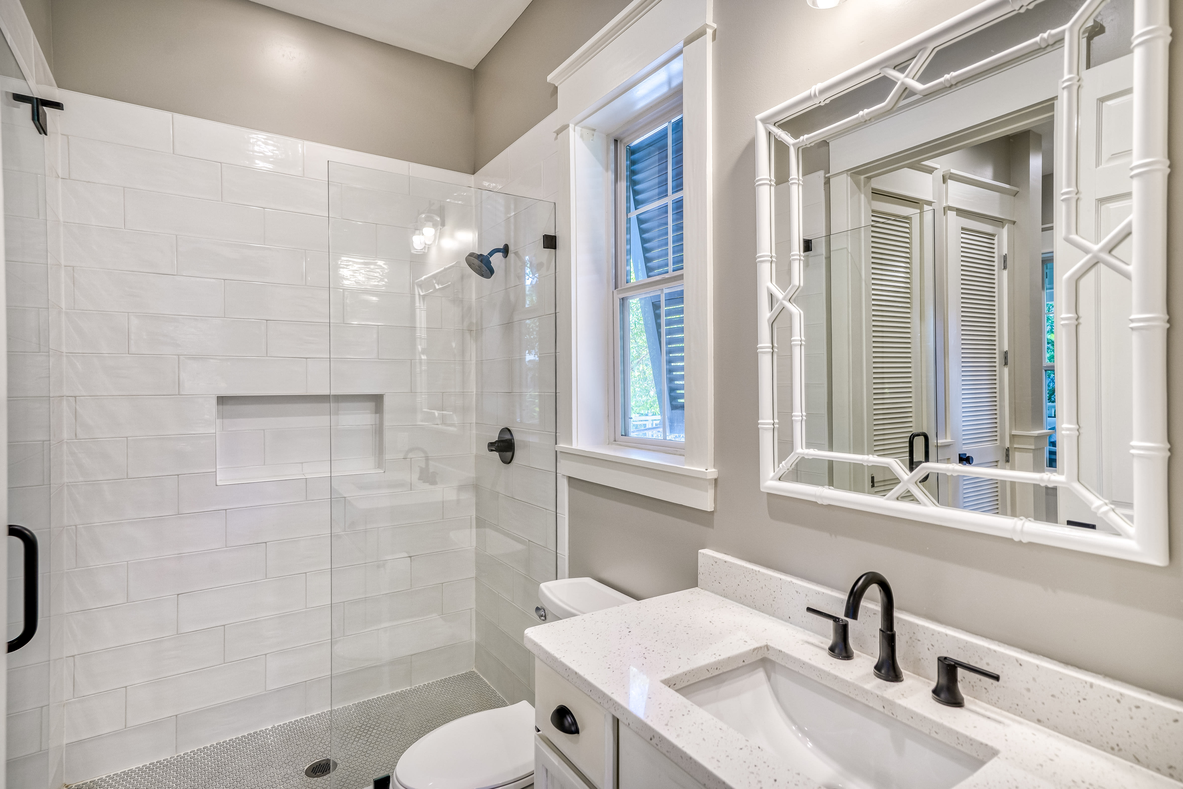 1st Floor - Primary Suite - King Size Bed