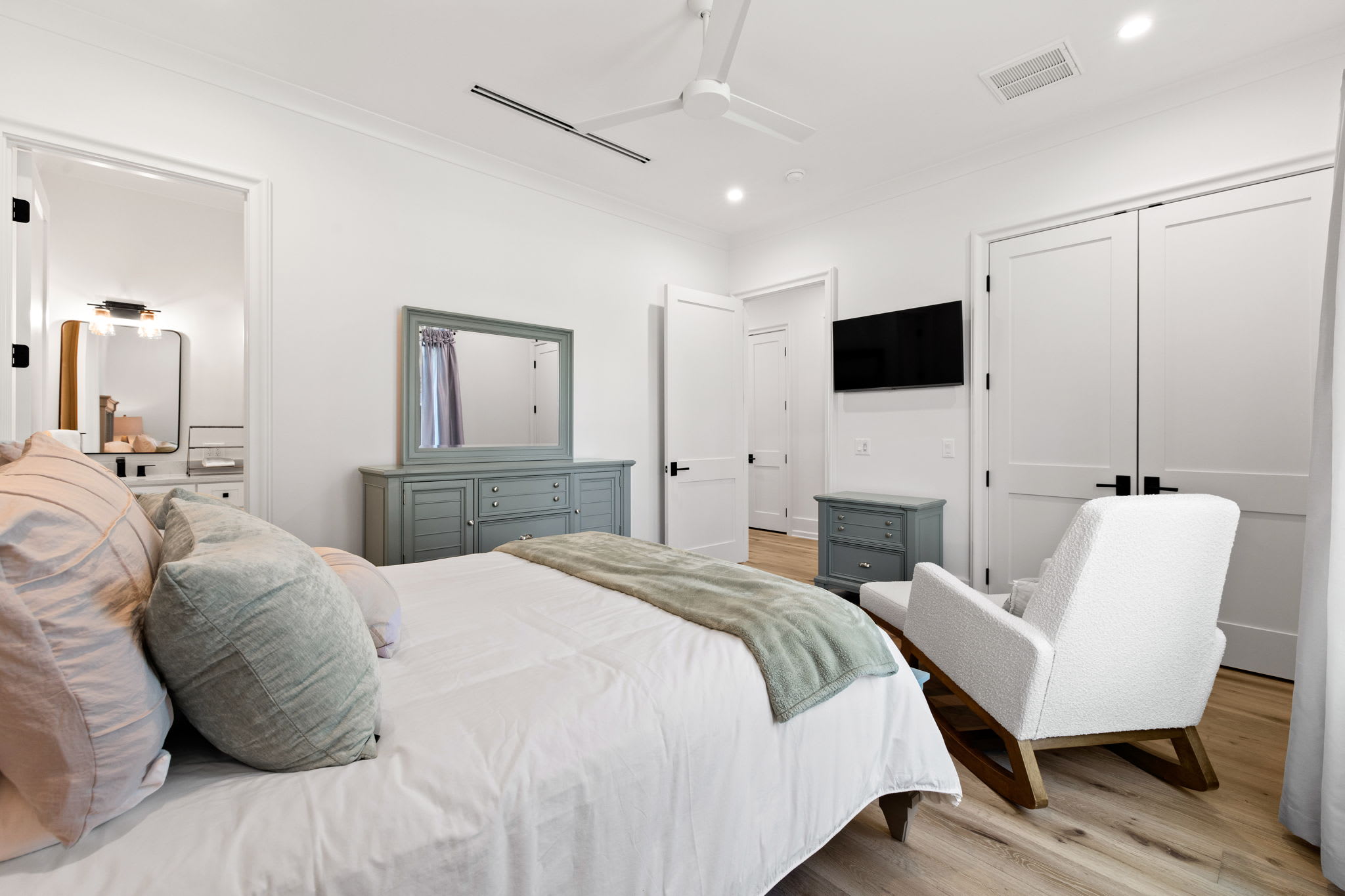 1st Floor - Guest Suite - Queen