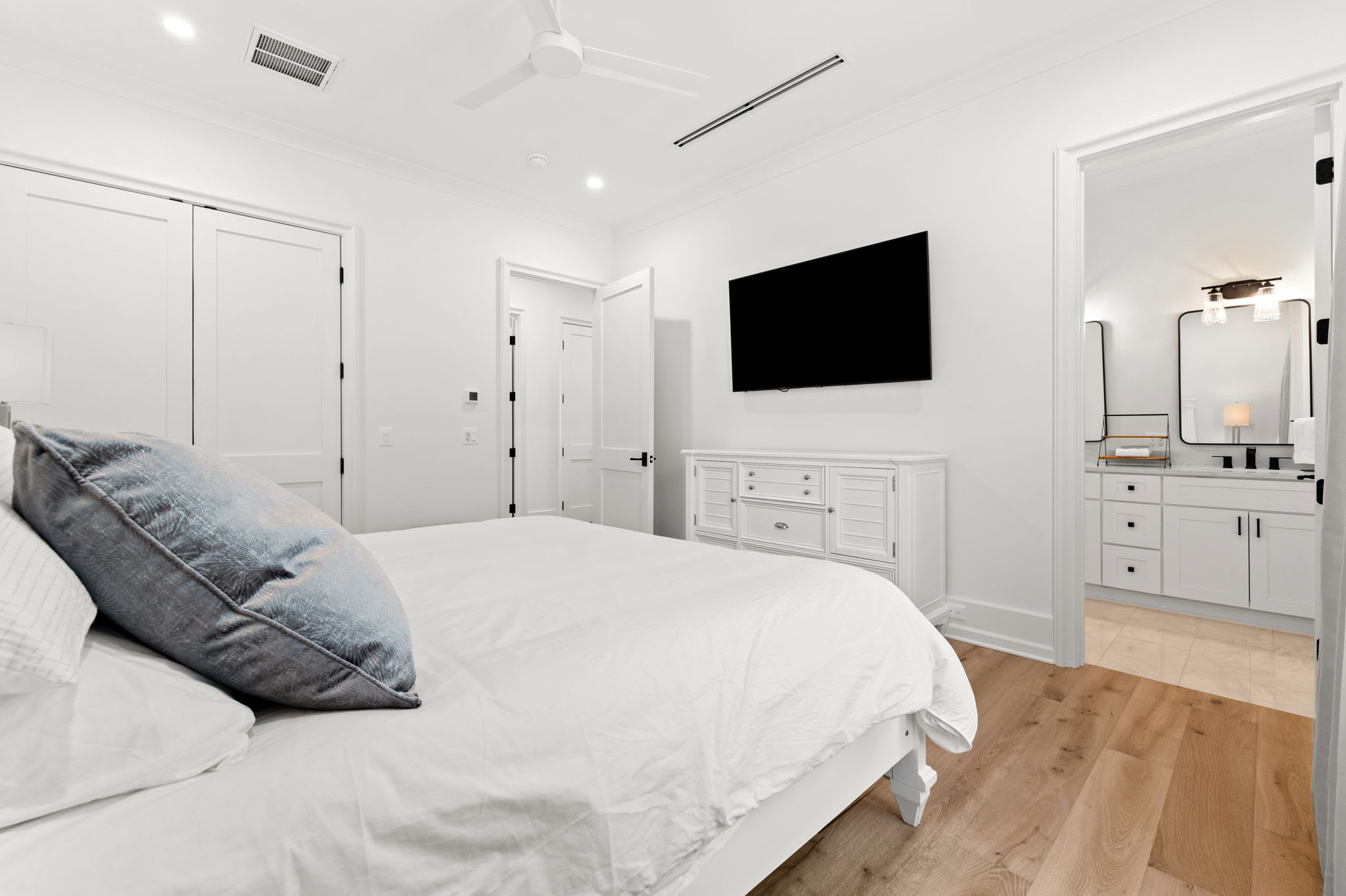 1st Floor - Guest Suite - King