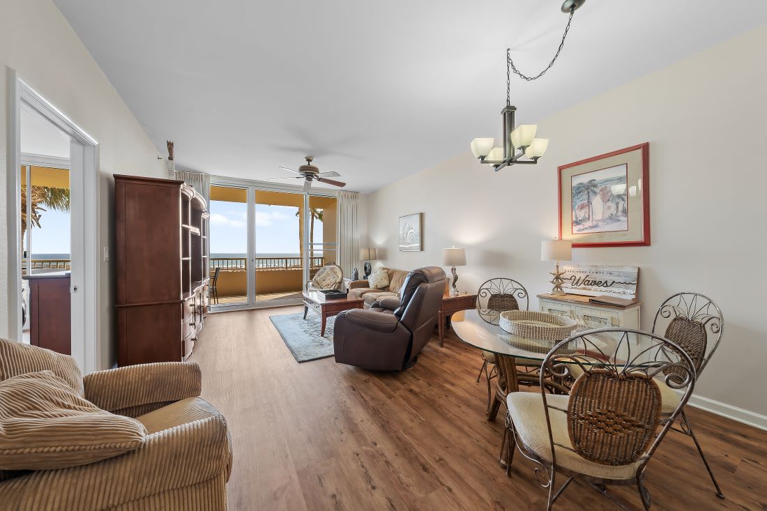 6 Beach Club 208C Dining Area