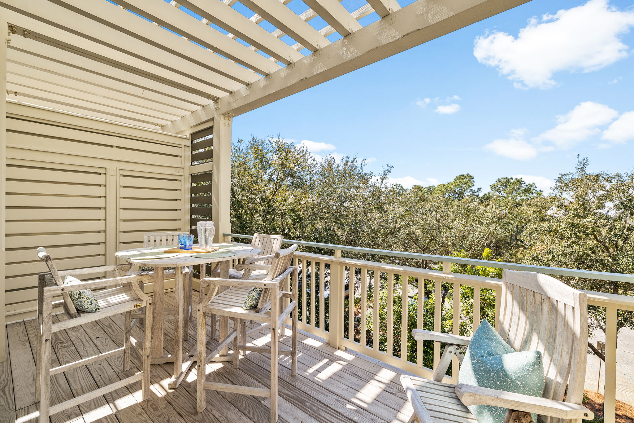 1st Floor Balcony - Outdoor Dining for 4!