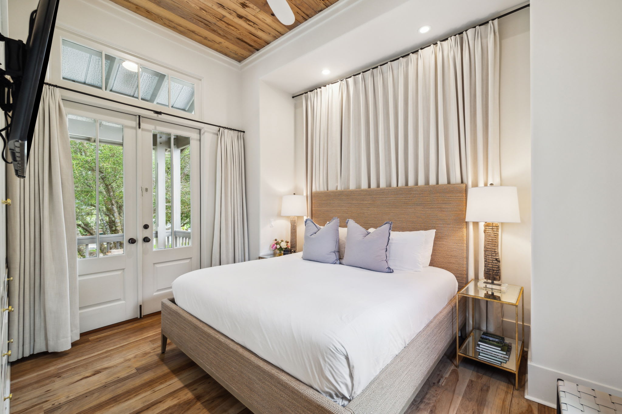 King Guest Suite - Balcony Access & Flat-Screen TV