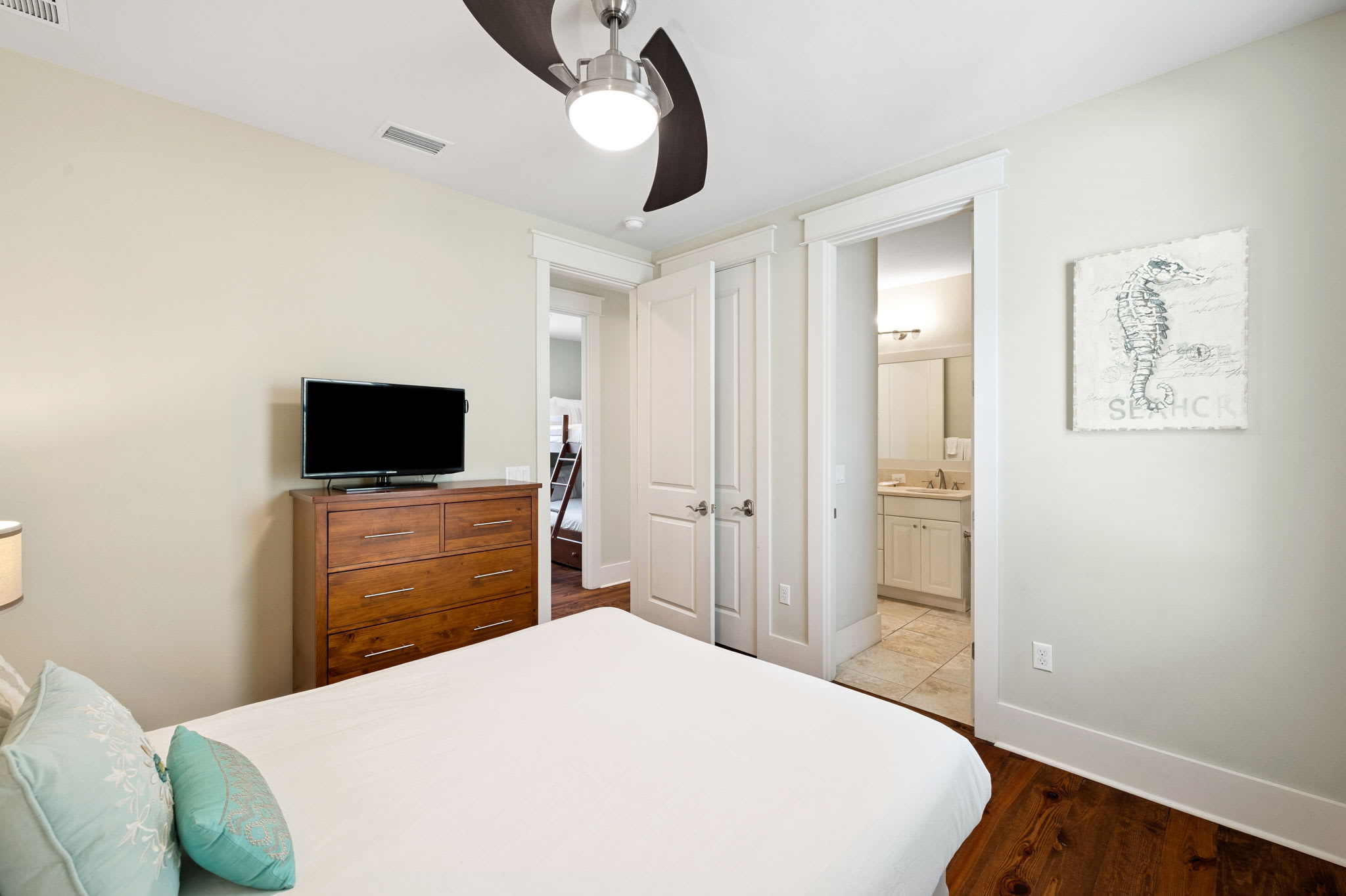 Queen Guest Suite - Equipped with a Flat-Screen TV