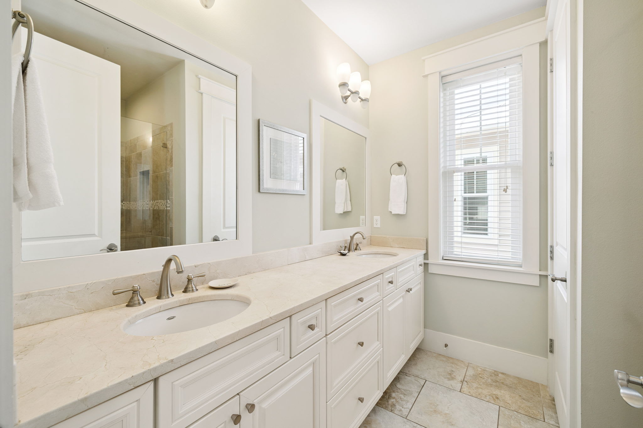 Primary King En-Suite - Dual Vanities